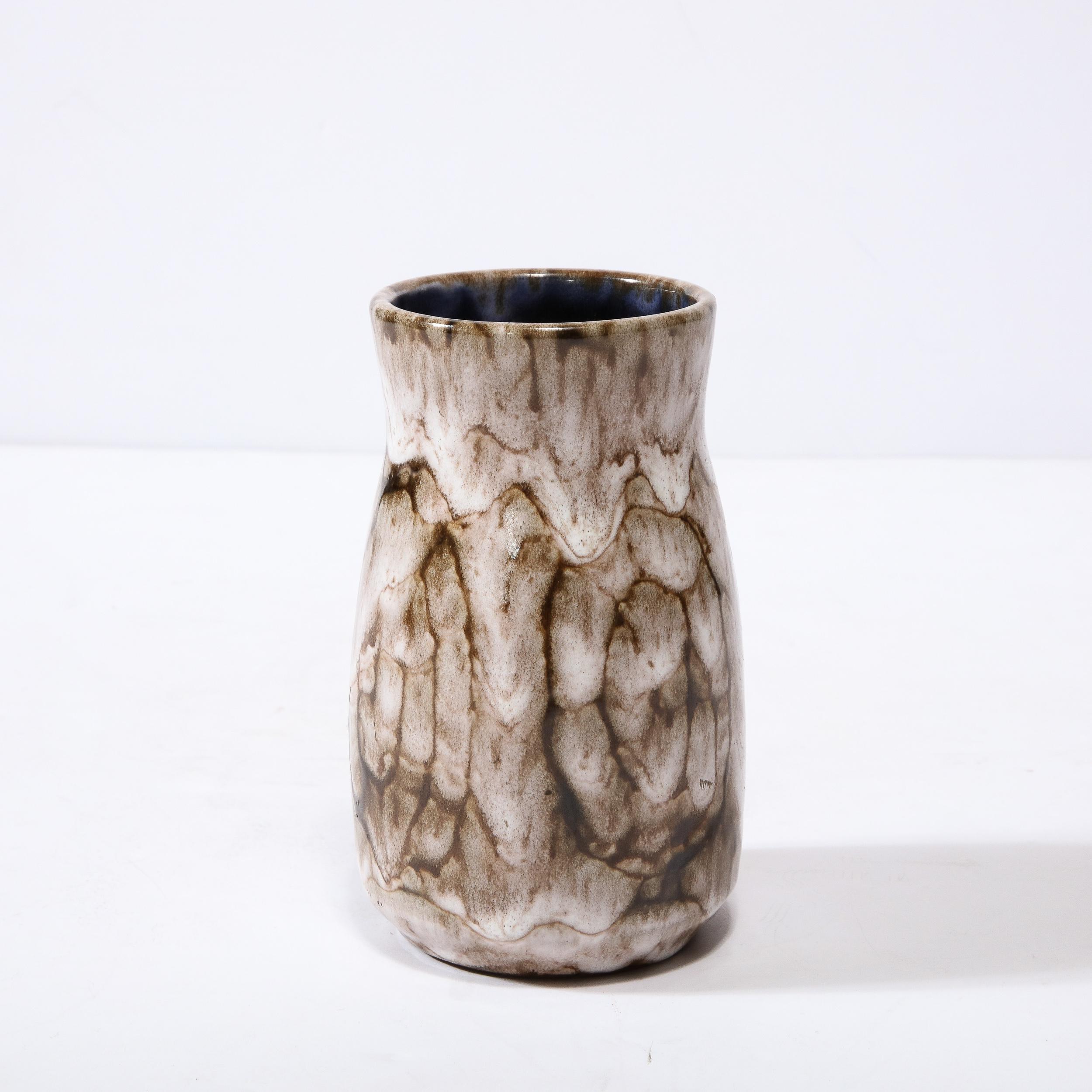 Modernistische Vase aus weißer und erdfarbener Keramik mit Spiralmotiv aus der Mitte des Jahrhunderts  im Zustand „Hervorragend“ im Angebot in New York, NY