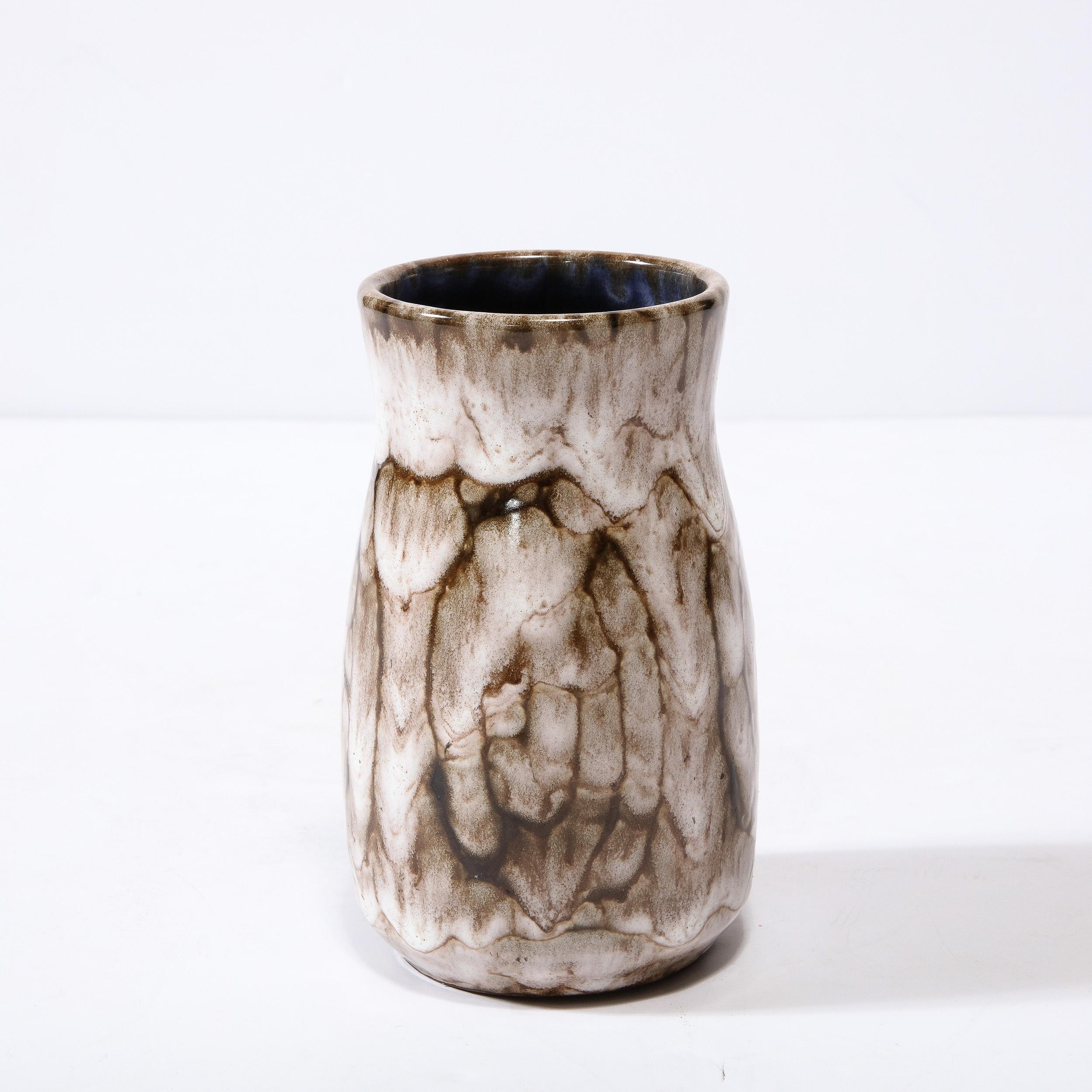 Milieu du XXe siècle Vase en céramique blanche et terre cuite moderniste du milieu du siècle dernier avec motif en spirale  en vente