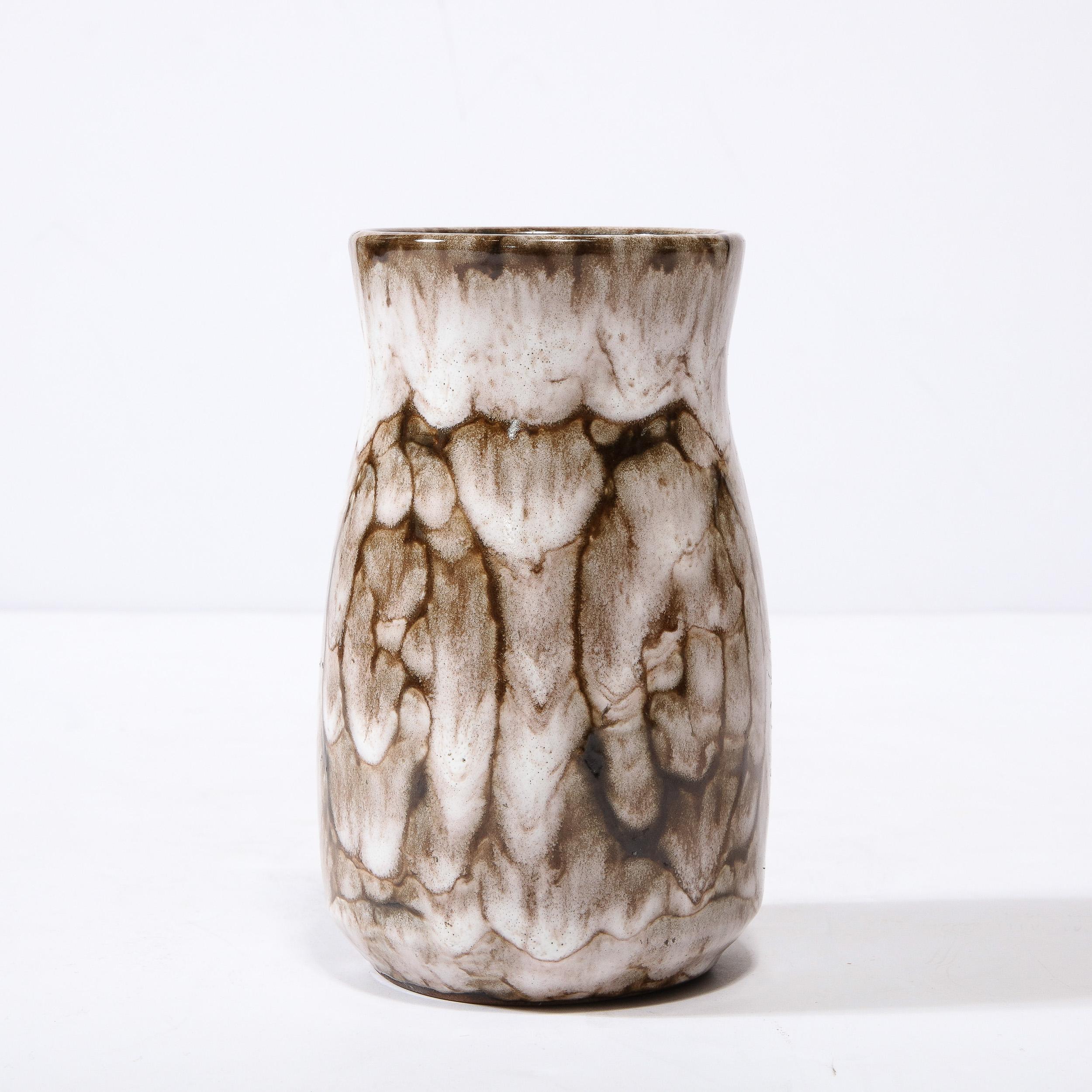 Céramique Vase en céramique blanche et terre cuite moderniste du milieu du siècle dernier avec motif en spirale  en vente