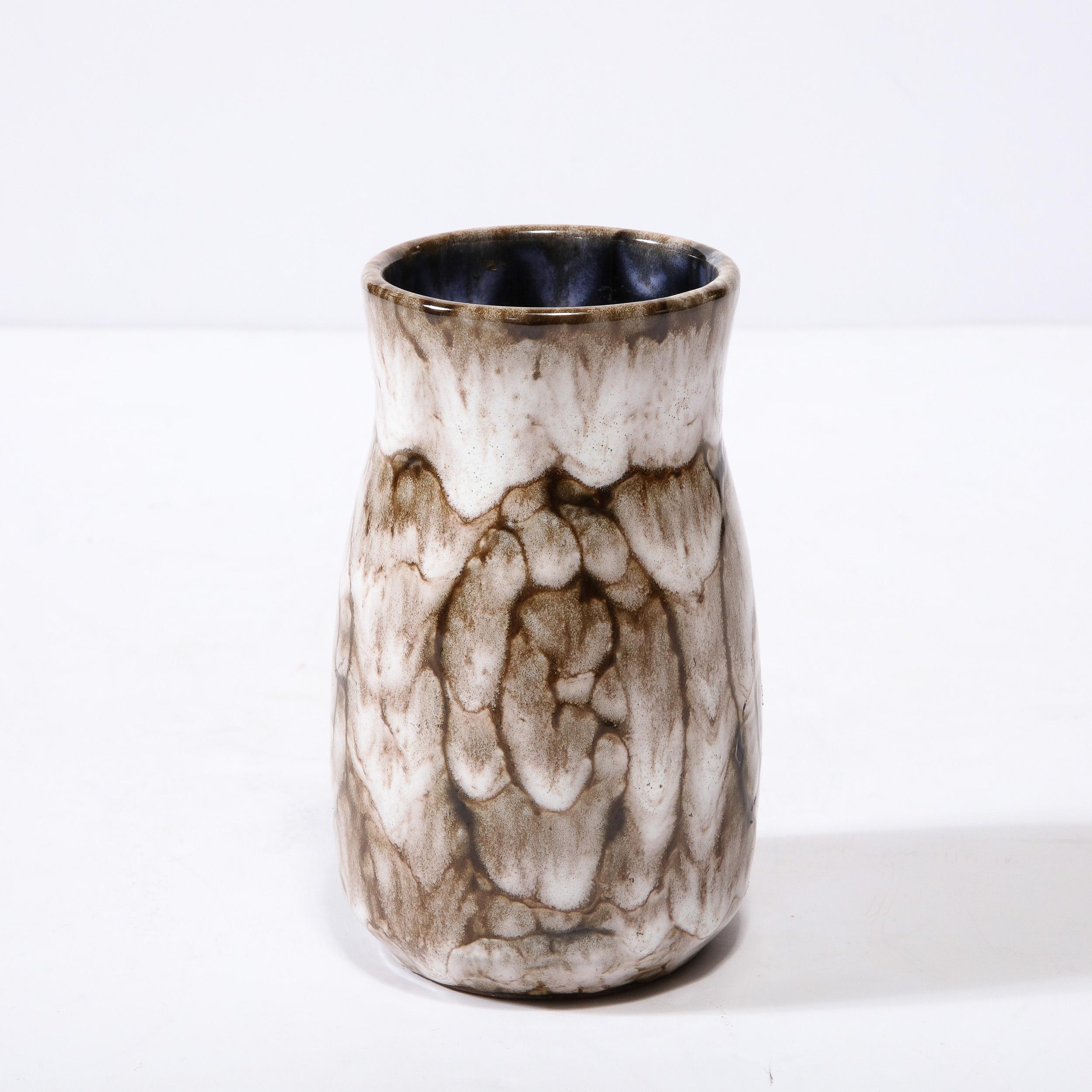 Modernistische Vase aus weißer und erdfarbener Keramik mit Spiralmotiv aus der Mitte des Jahrhunderts  im Angebot 2