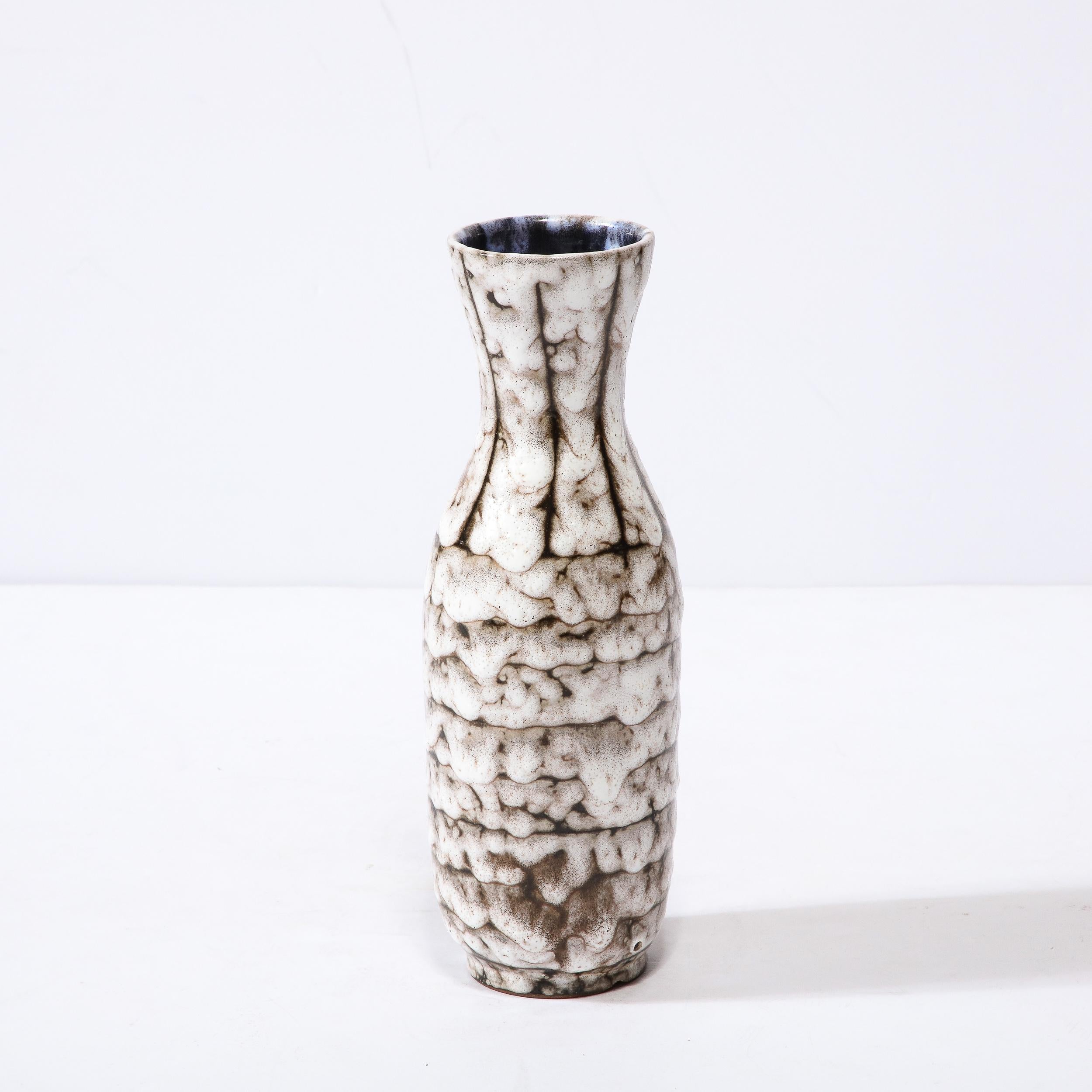 Vase en céramique blanche et terre cuite moderniste du milieu du siècle dernier avec détails à bandes en vente 2