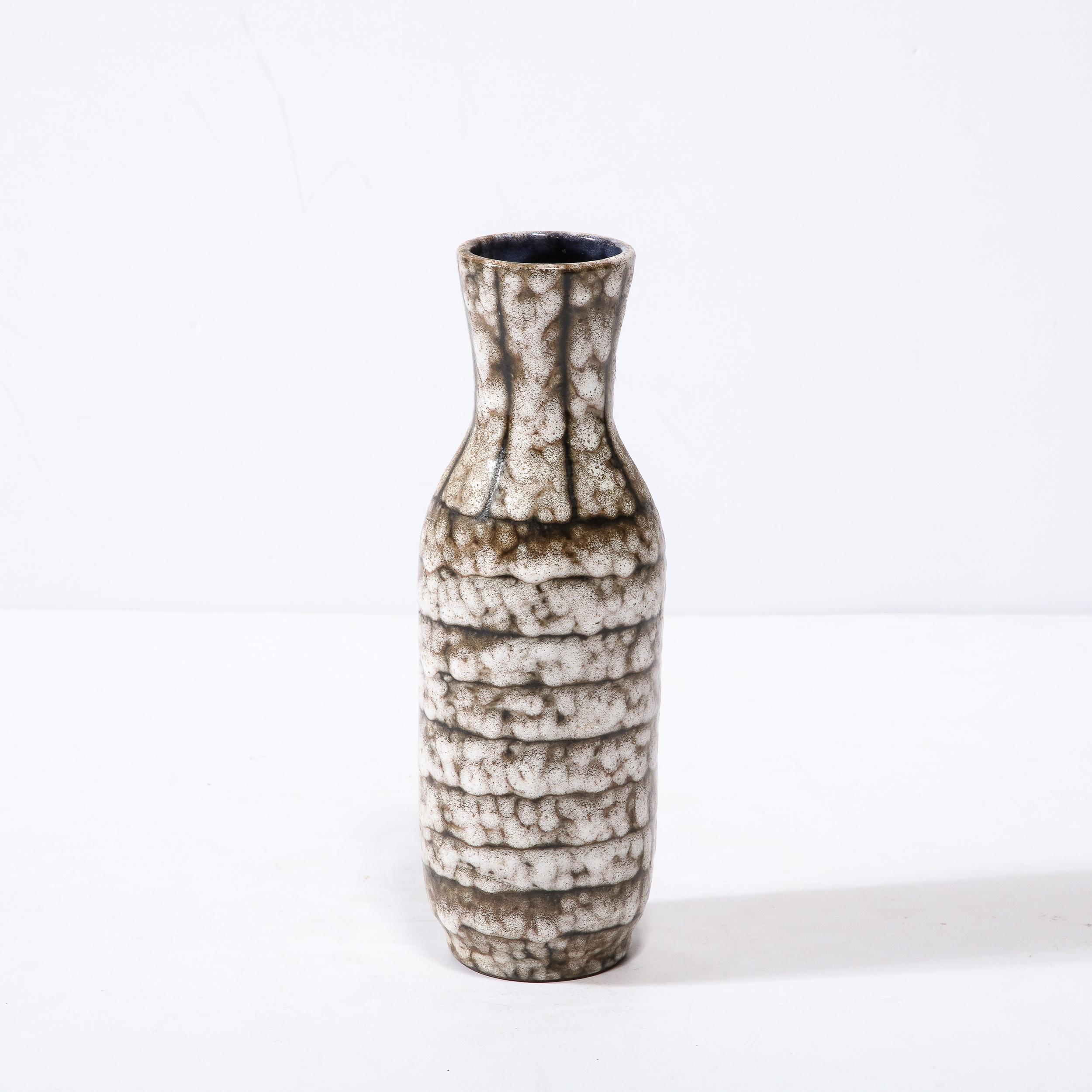 Vase moderniste du milieu du siècle en céramique blanche et couleur terre avec détails en bandes en vente 2