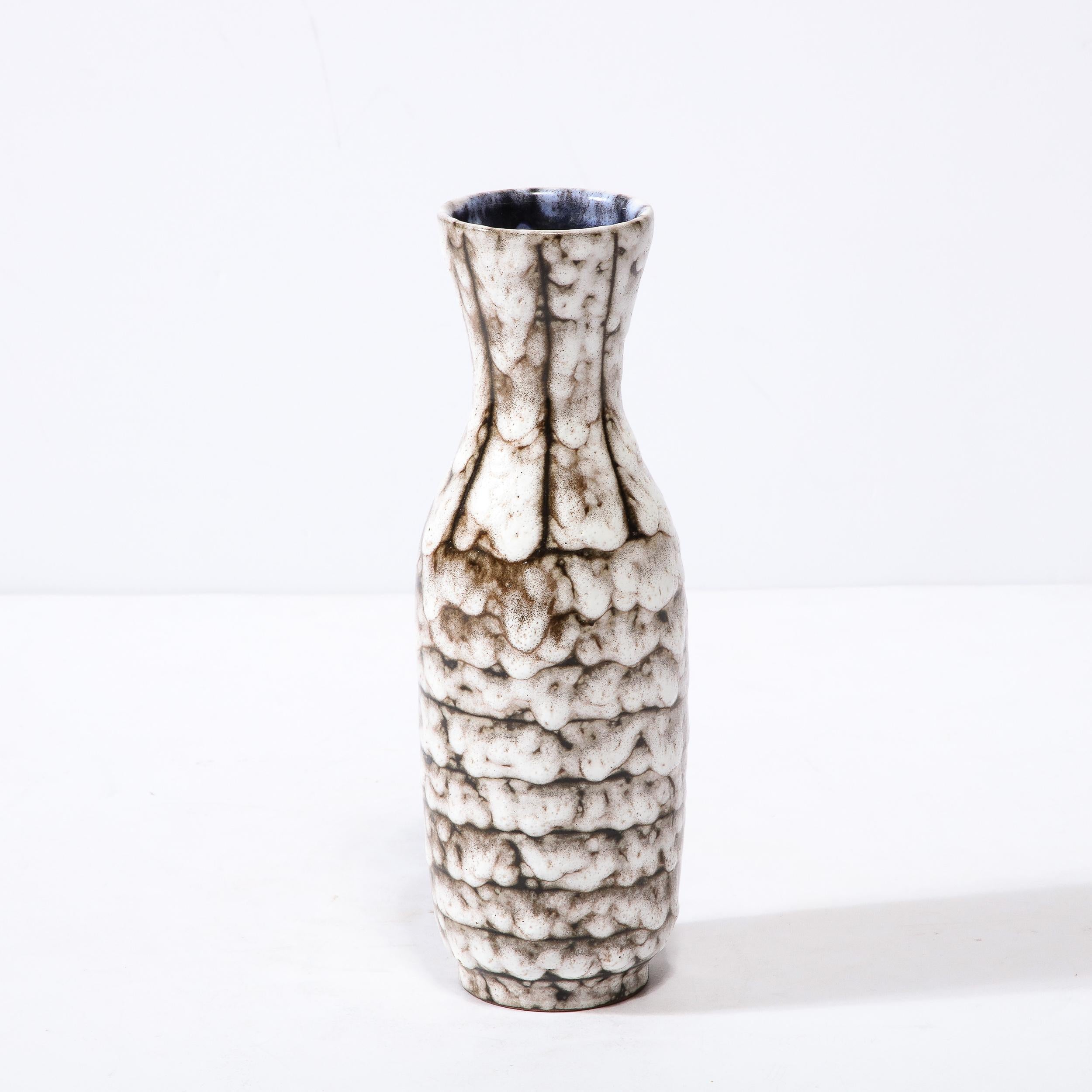 Vase en céramique blanche et terre cuite moderniste du milieu du siècle dernier avec détails à bandes en vente 3