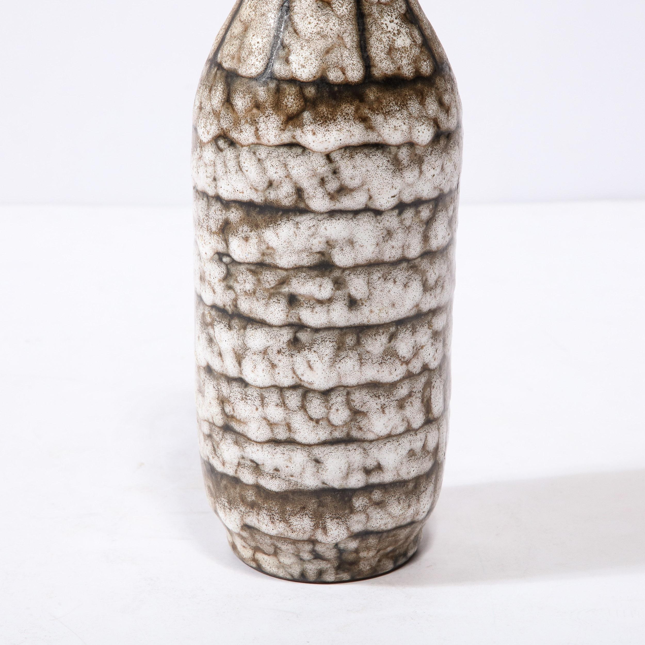 Vase moderniste du milieu du siècle en céramique blanche et couleur terre avec détails en bandes en vente 3
