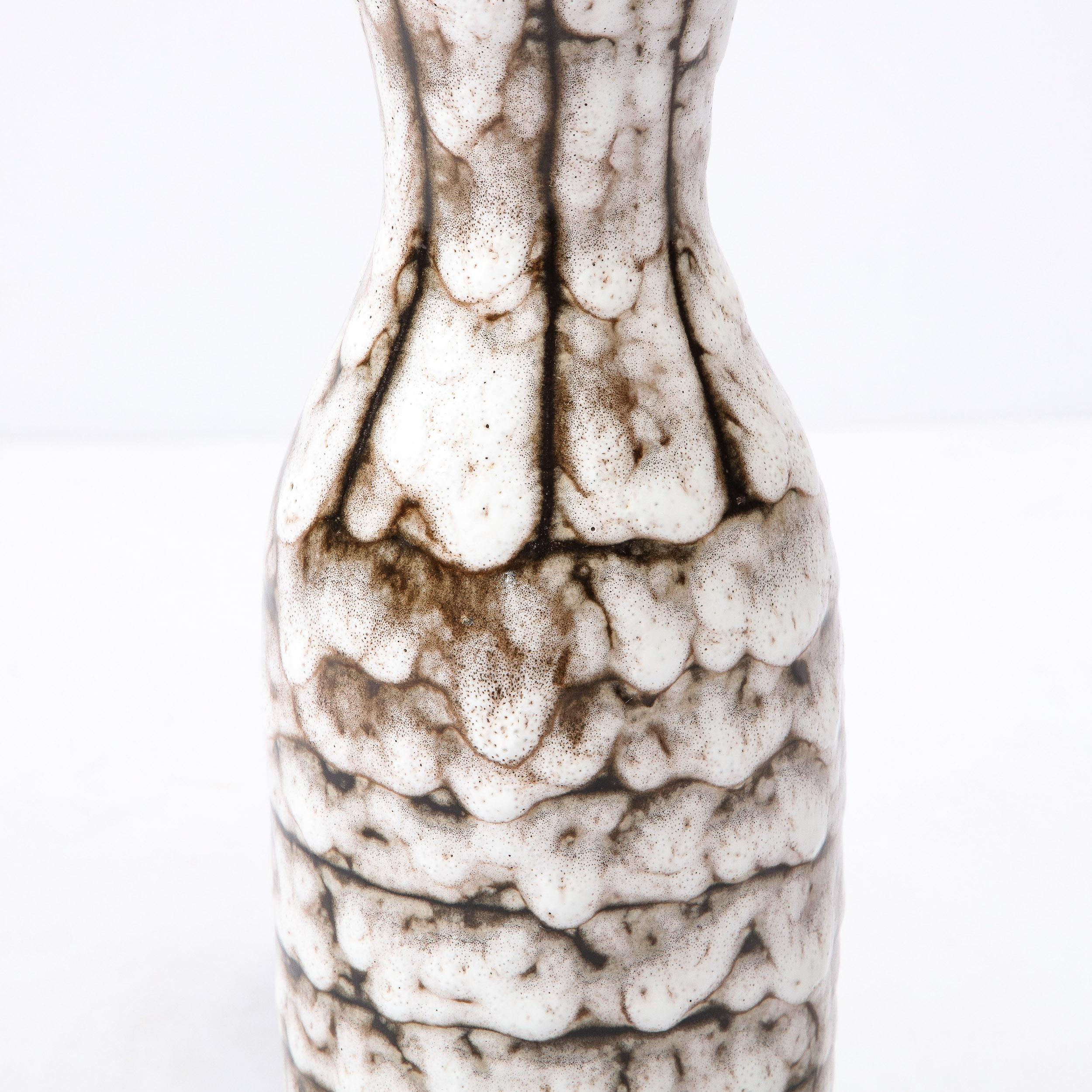 Vase en céramique blanche et terre cuite moderniste du milieu du siècle dernier avec détails à bandes en vente 4