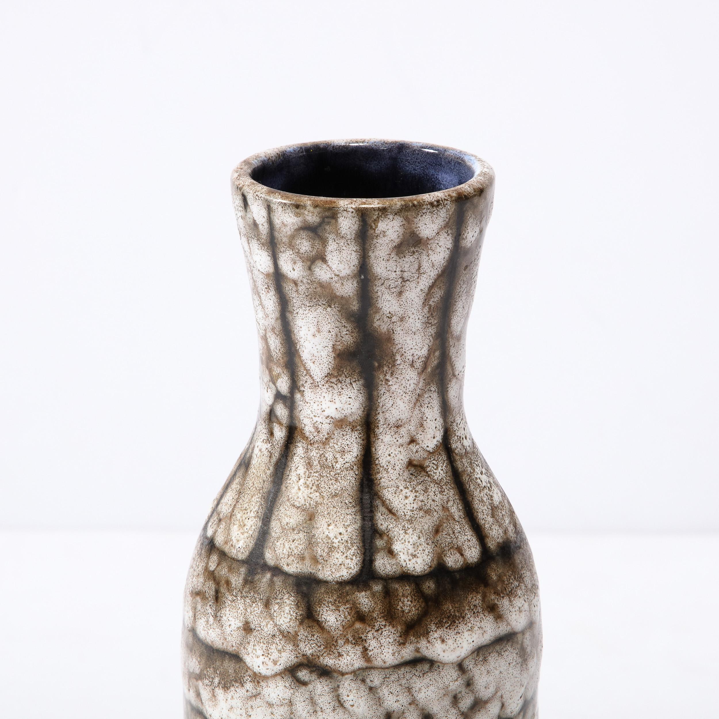 Vase moderniste du milieu du siècle en céramique blanche et couleur terre avec détails en bandes en vente 4