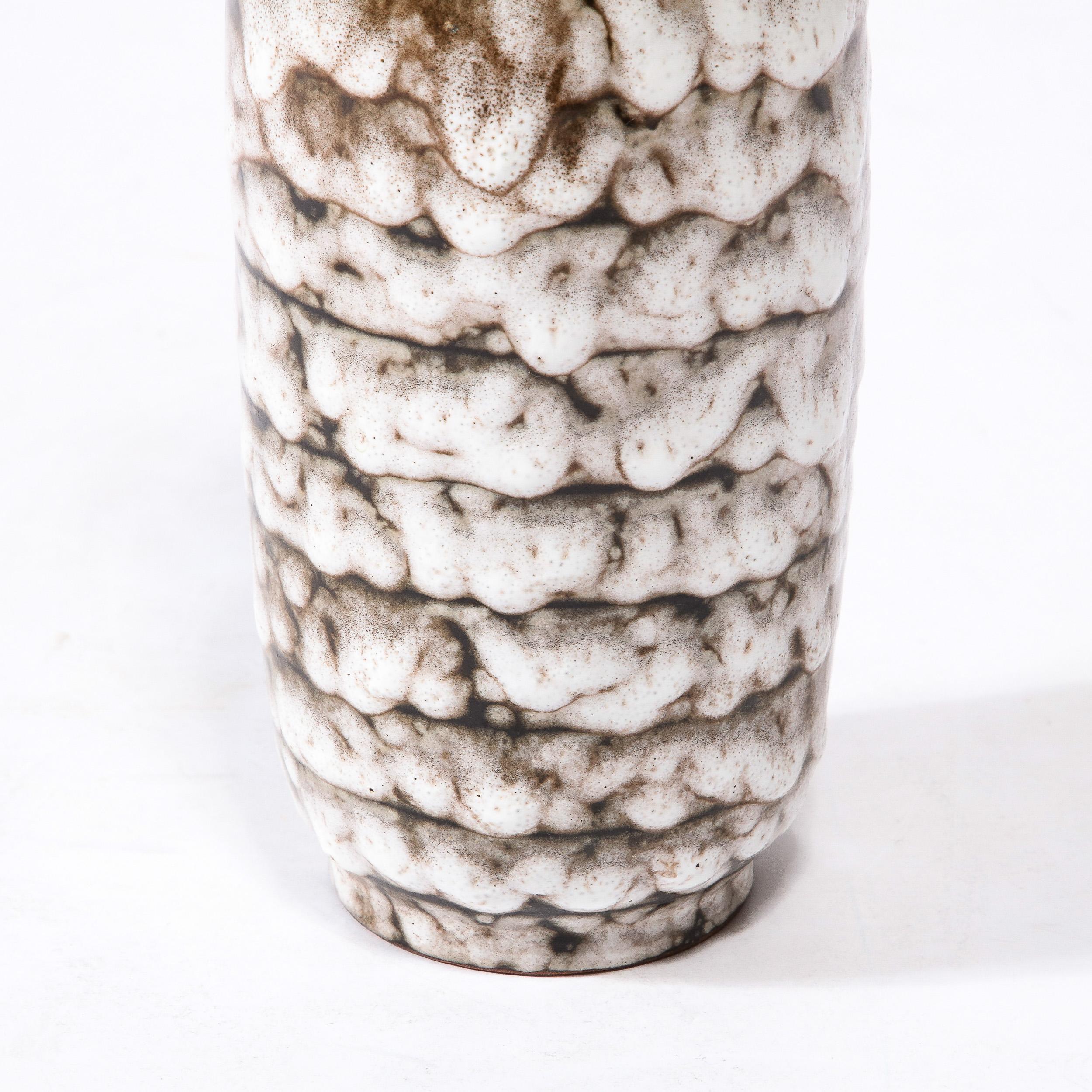 Vase en céramique blanche et terre cuite moderniste du milieu du siècle dernier avec détails à bandes en vente 5