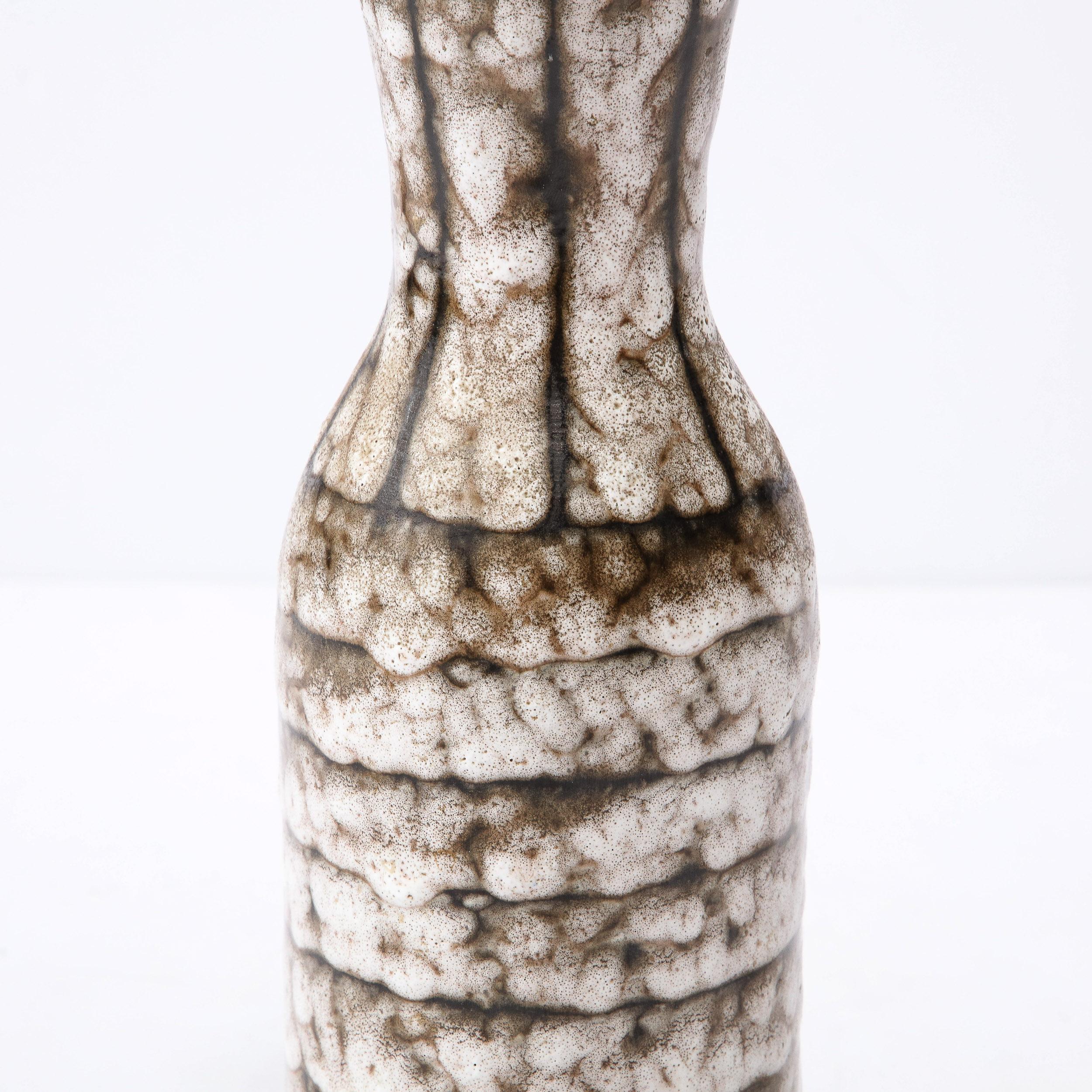 Vase moderniste du milieu du siècle en céramique blanche et couleur terre avec détails en bandes en vente 5