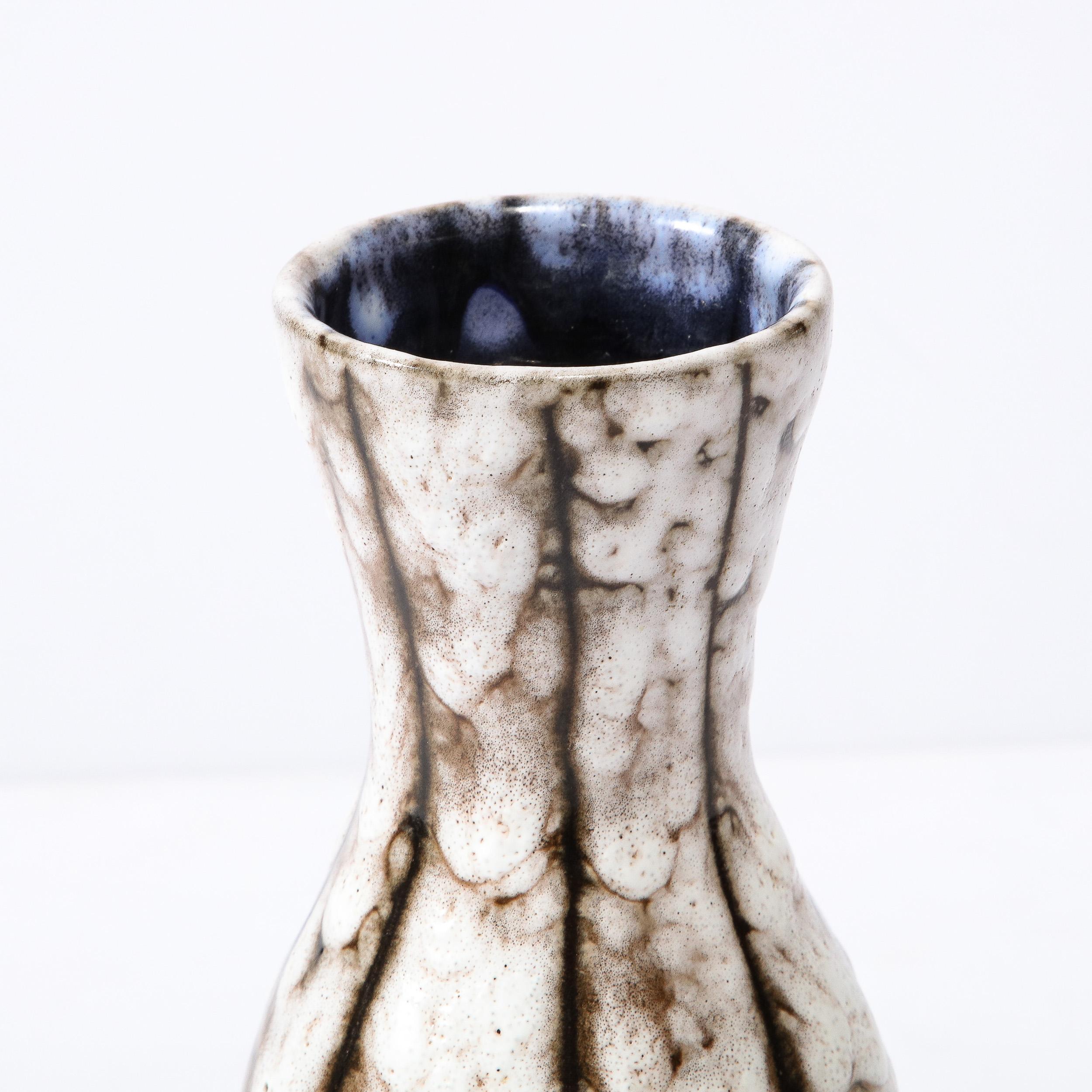 Vase en céramique blanche et terre cuite moderniste du milieu du siècle dernier avec détails à bandes en vente 6