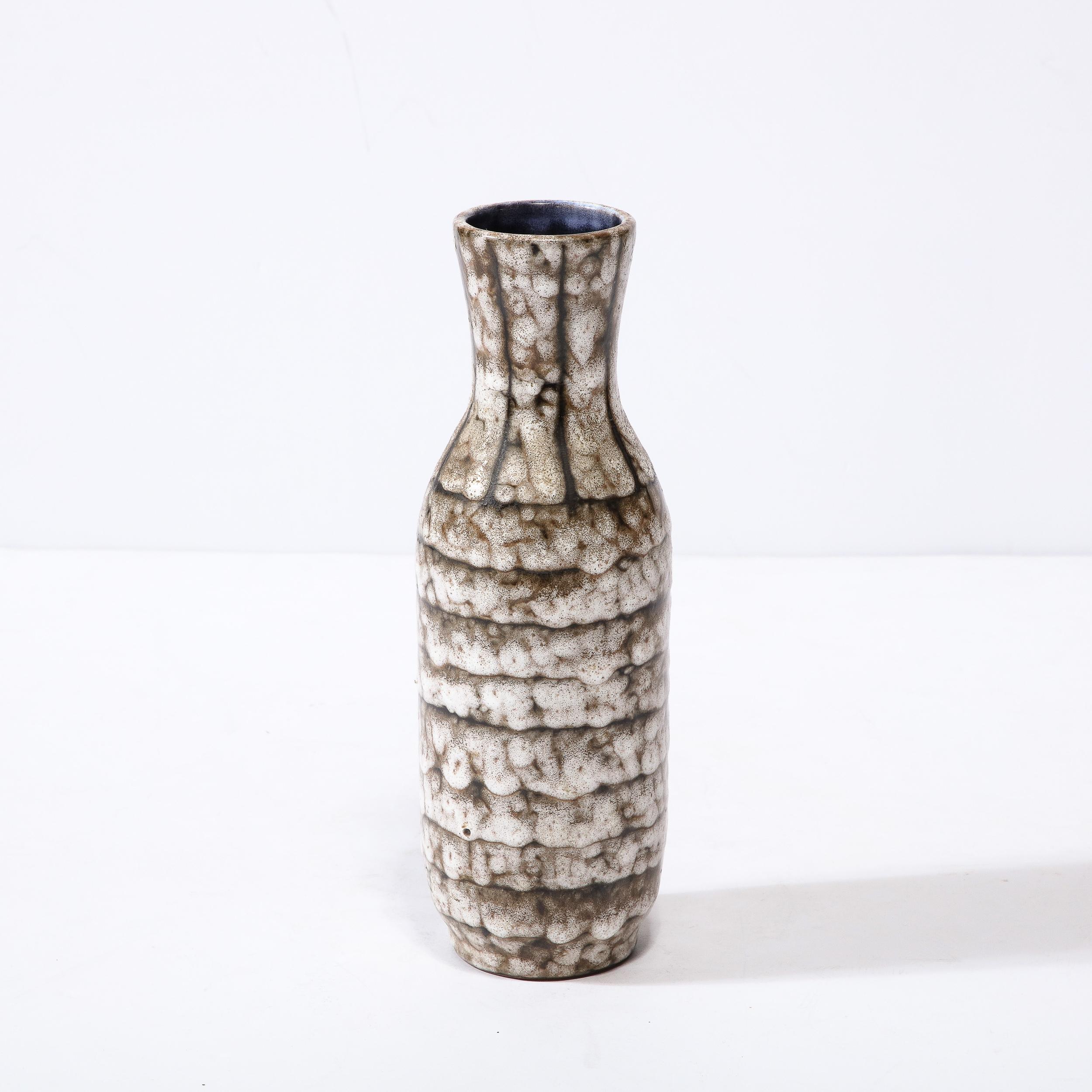 Vase moderniste du milieu du siècle en céramique blanche et couleur terre avec détails en bandes en vente 6