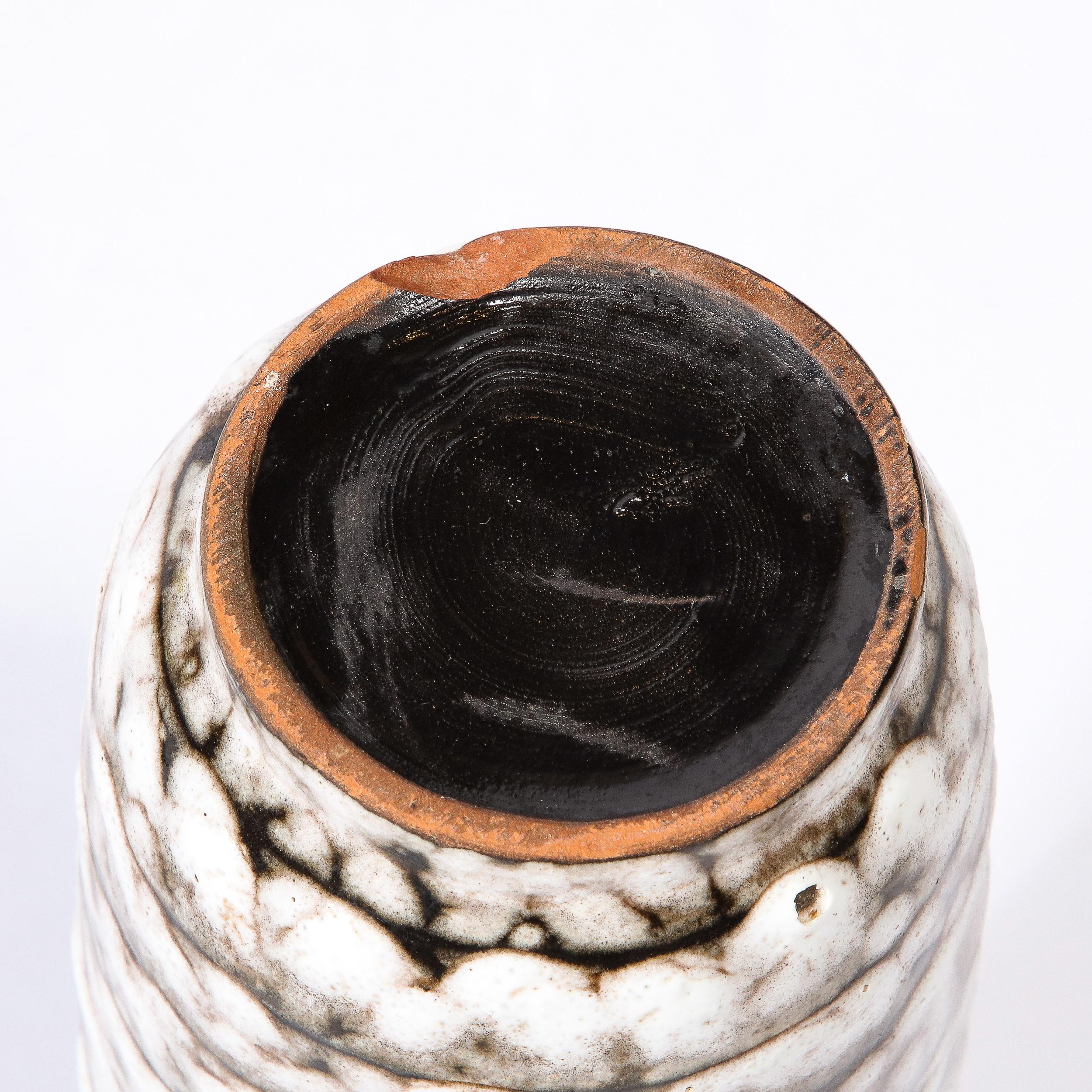 Vase en céramique blanche et terre cuite moderniste du milieu du siècle dernier avec détails à bandes en vente 7
