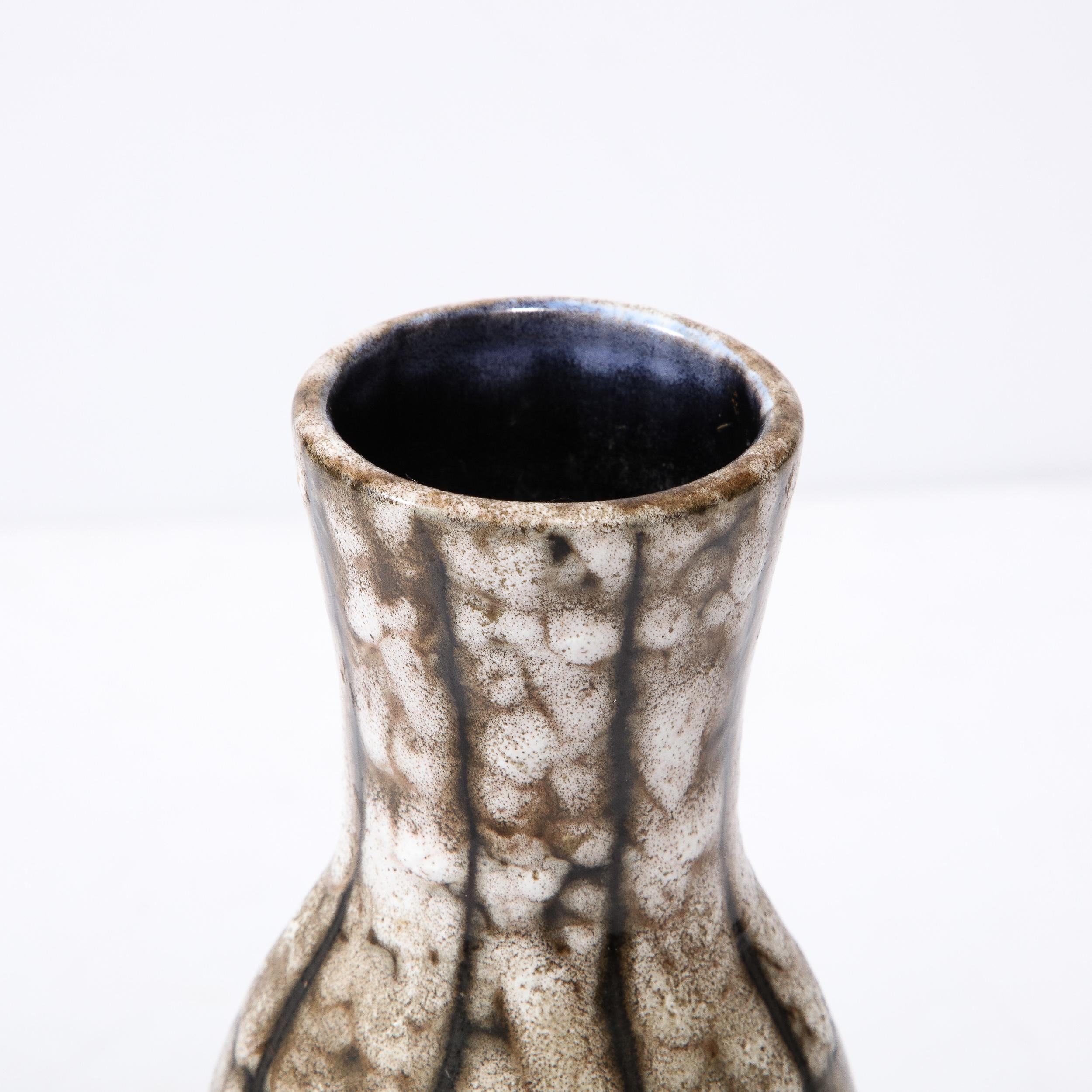 Vase moderniste du milieu du siècle en céramique blanche et couleur terre avec détails en bandes en vente 7