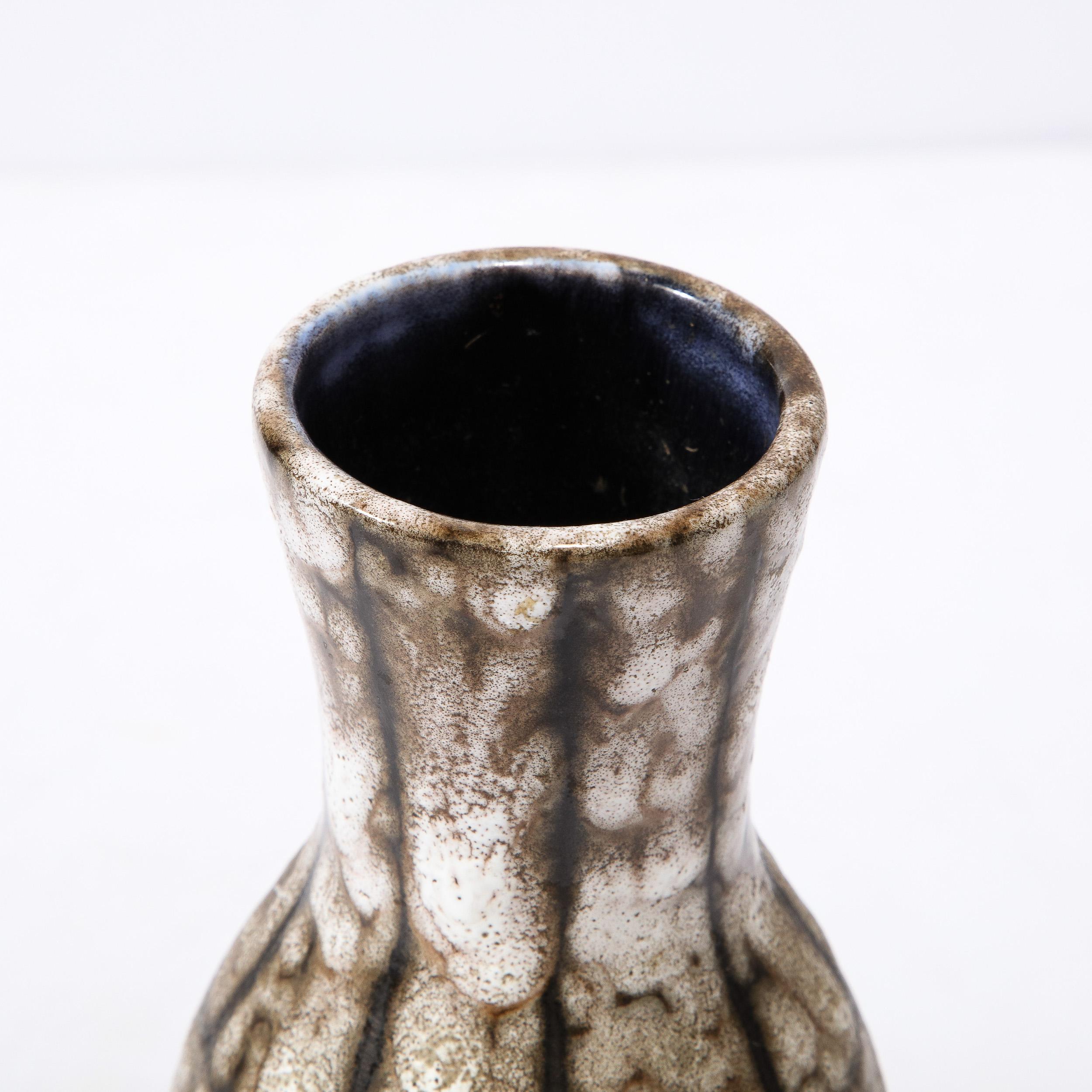 Vase moderniste du milieu du siècle en céramique blanche et couleur terre avec détails en bandes en vente 8