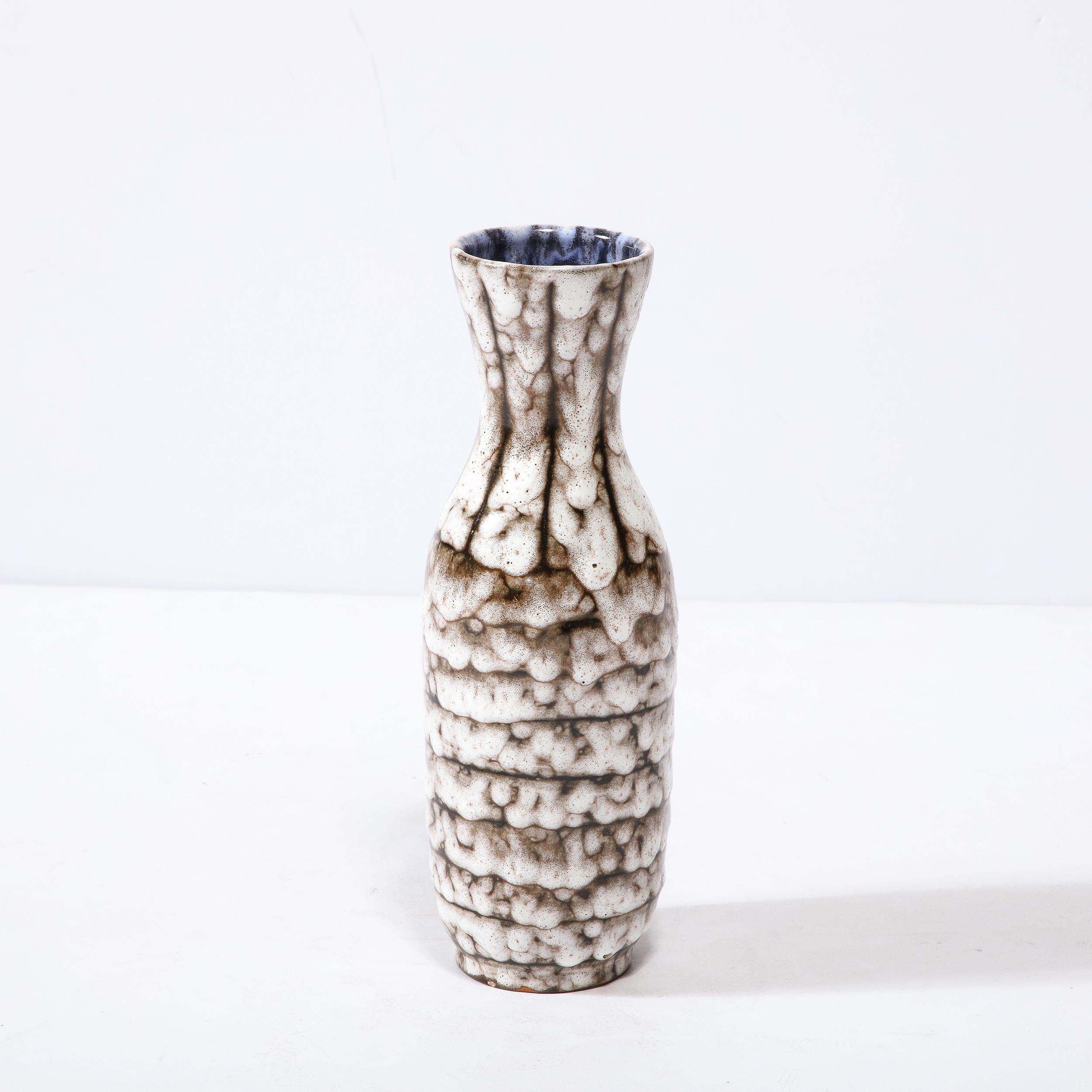 Ce vase en céramique moderniste du milieu du siècle avec des détails en bandes est un bel exemple de céramique européenne d'après-guerre, réalisé à Hódmezővasarhely Majolikagyár, en Hongrie, vers 1960. Avec une finition texturale étonnante composée