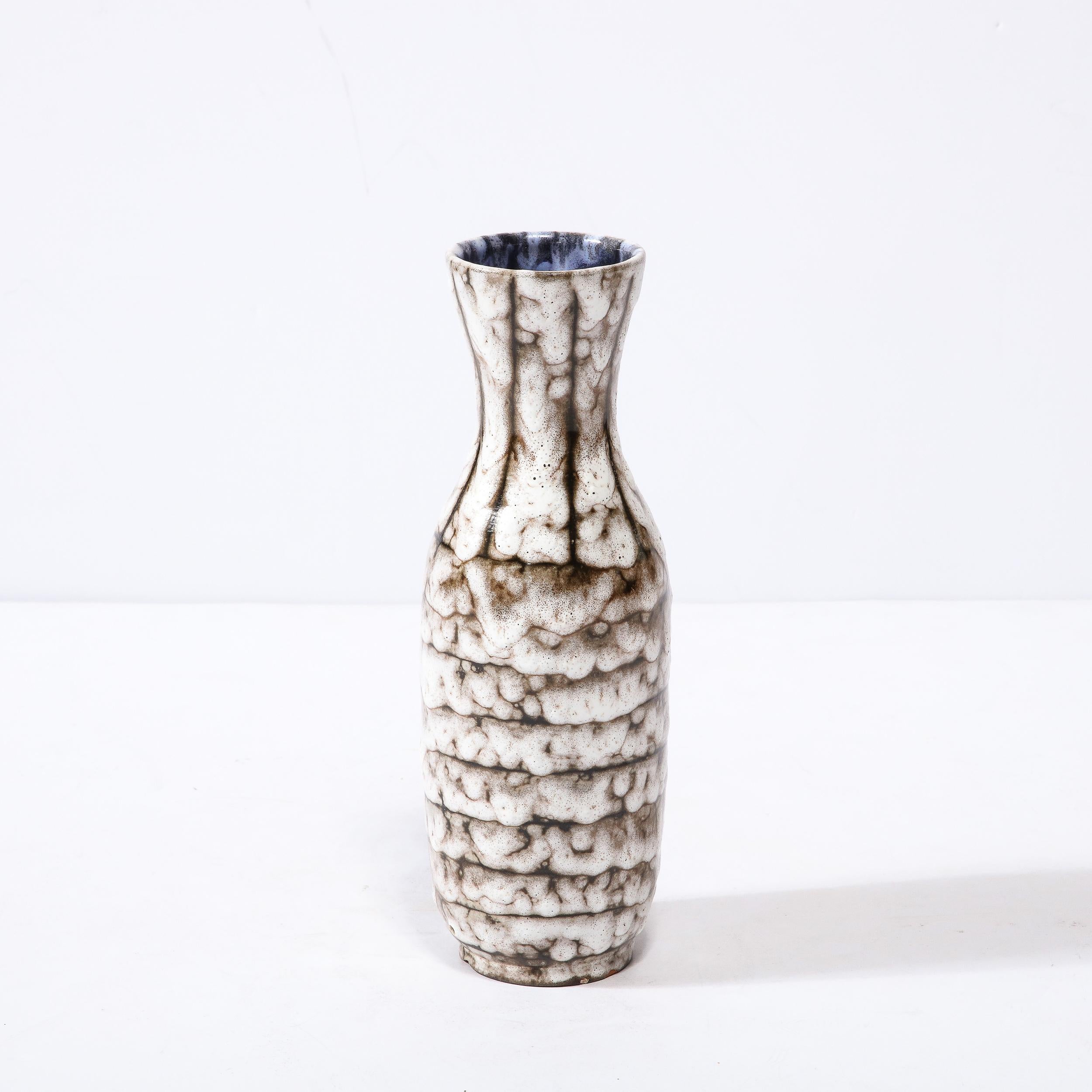 Mid-Century Modern Vase en céramique blanche et terre cuite moderniste du milieu du siècle dernier avec détails à bandes en vente