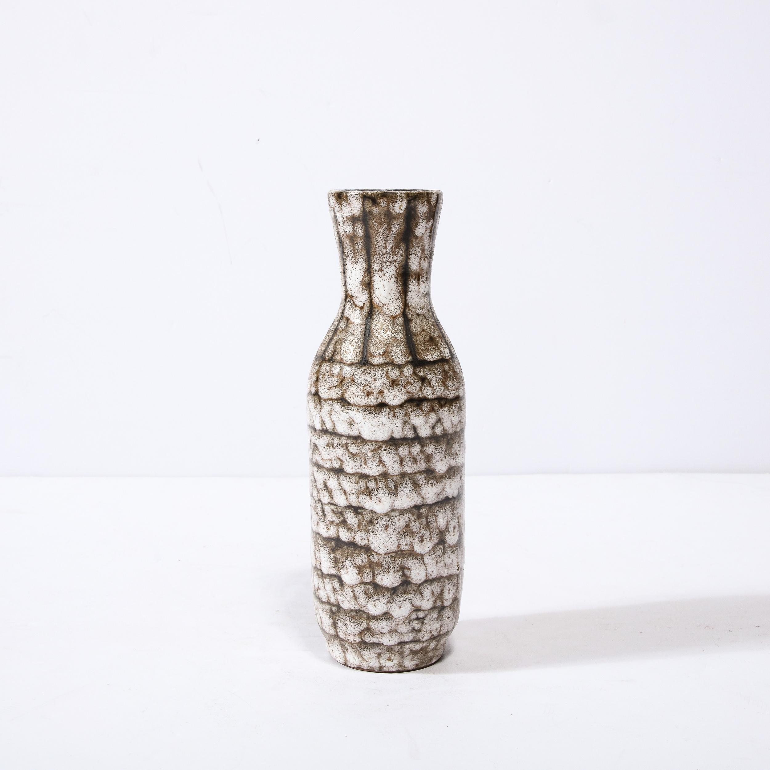 Mid-Century Modern Vase moderniste du milieu du siècle en céramique blanche et couleur terre avec détails en bandes en vente