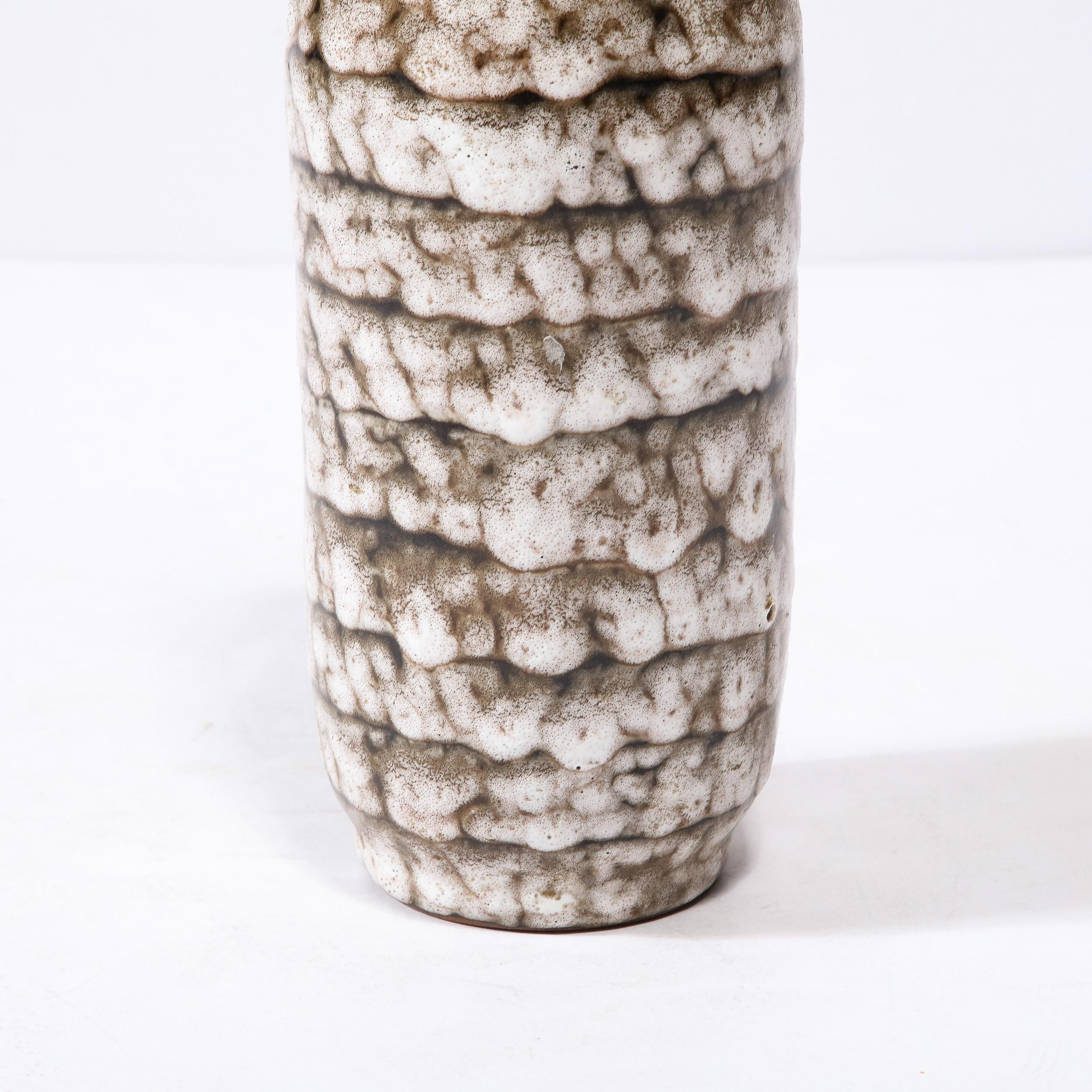 Hongrois Vase moderniste du milieu du siècle en céramique blanche et couleur terre avec détails en bandes en vente