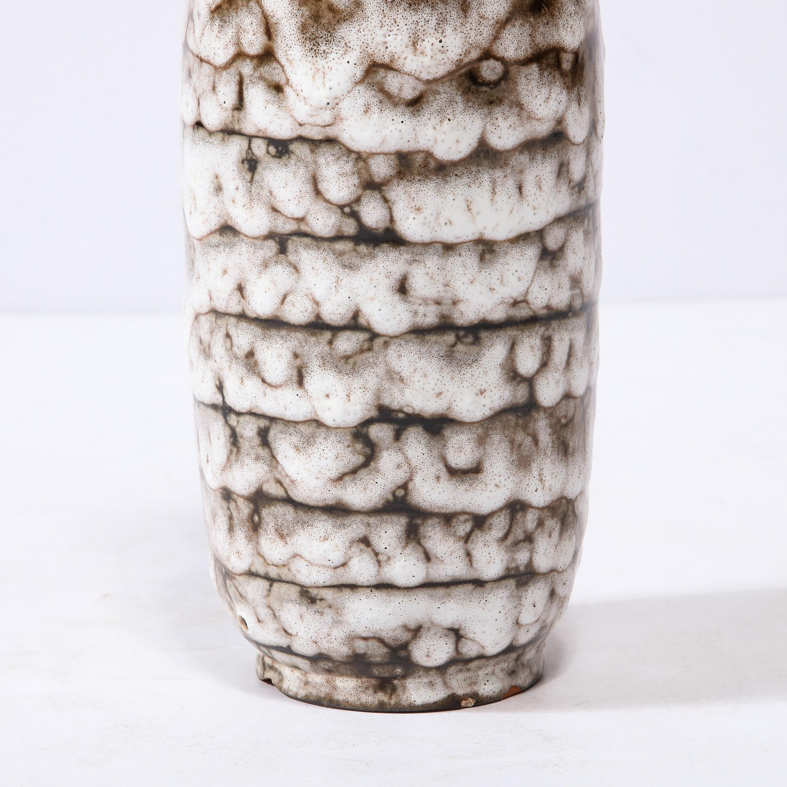 Vernissé Vase en céramique blanche et terre cuite moderniste du milieu du siècle dernier avec détails à bandes en vente