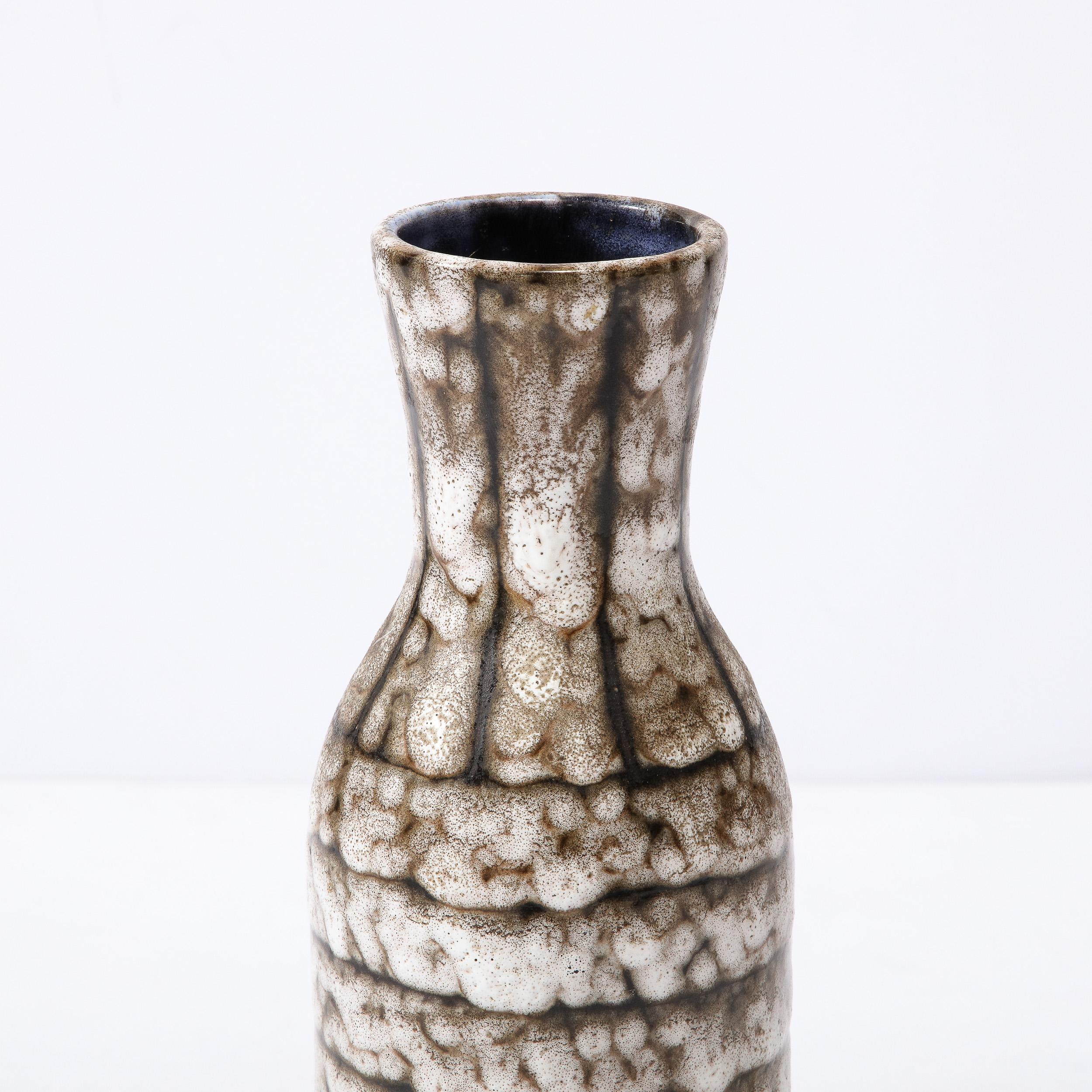 Vernissé Vase moderniste du milieu du siècle en céramique blanche et couleur terre avec détails en bandes en vente