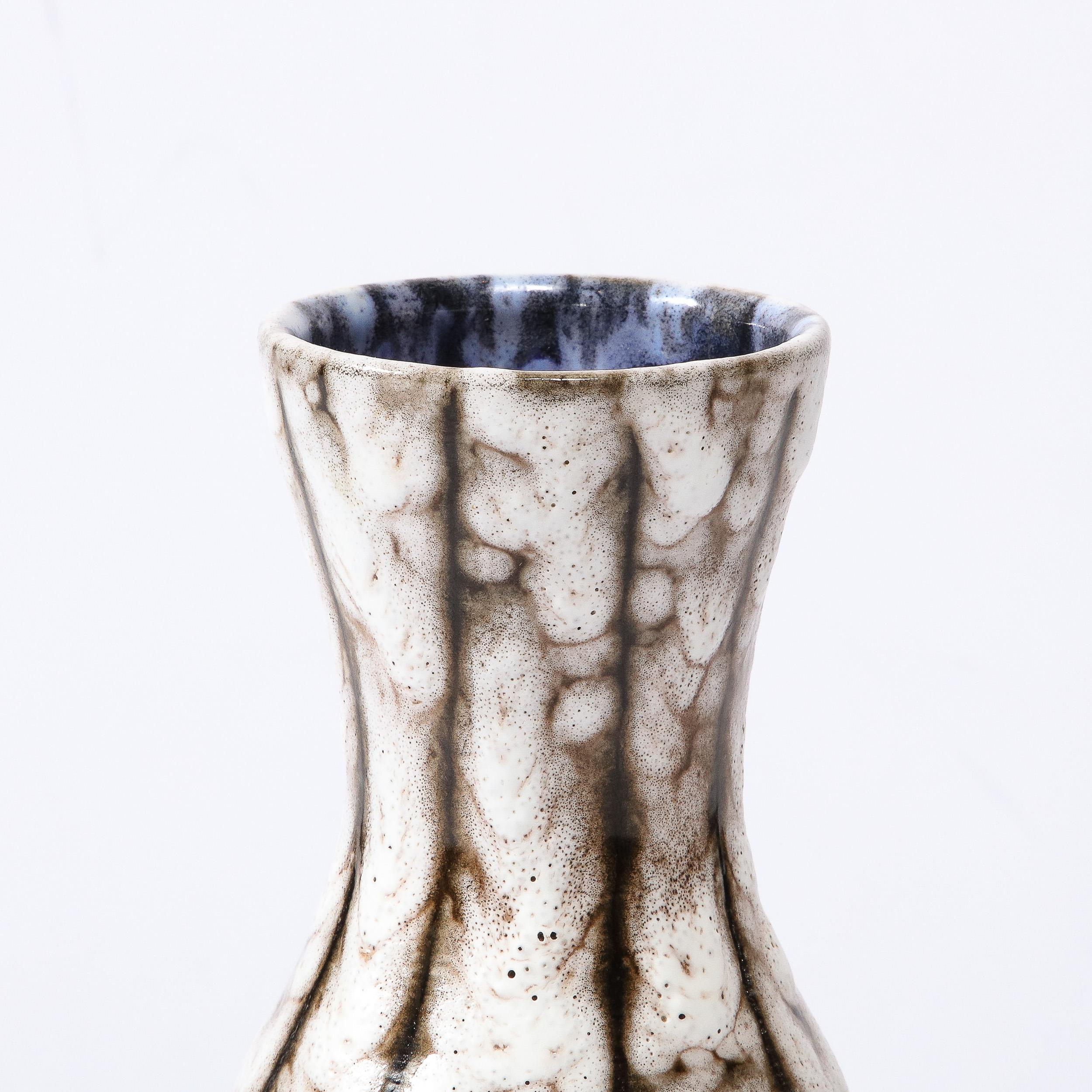 Vase en céramique blanche et terre cuite moderniste du milieu du siècle dernier avec détails à bandes Excellent état - En vente à New York, NY