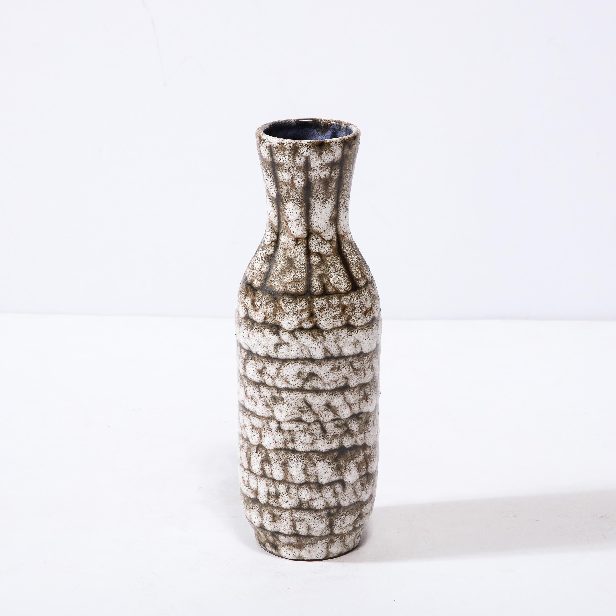 Vase moderniste du milieu du siècle en céramique blanche et couleur terre avec détails en bandes Excellent état - En vente à New York, NY