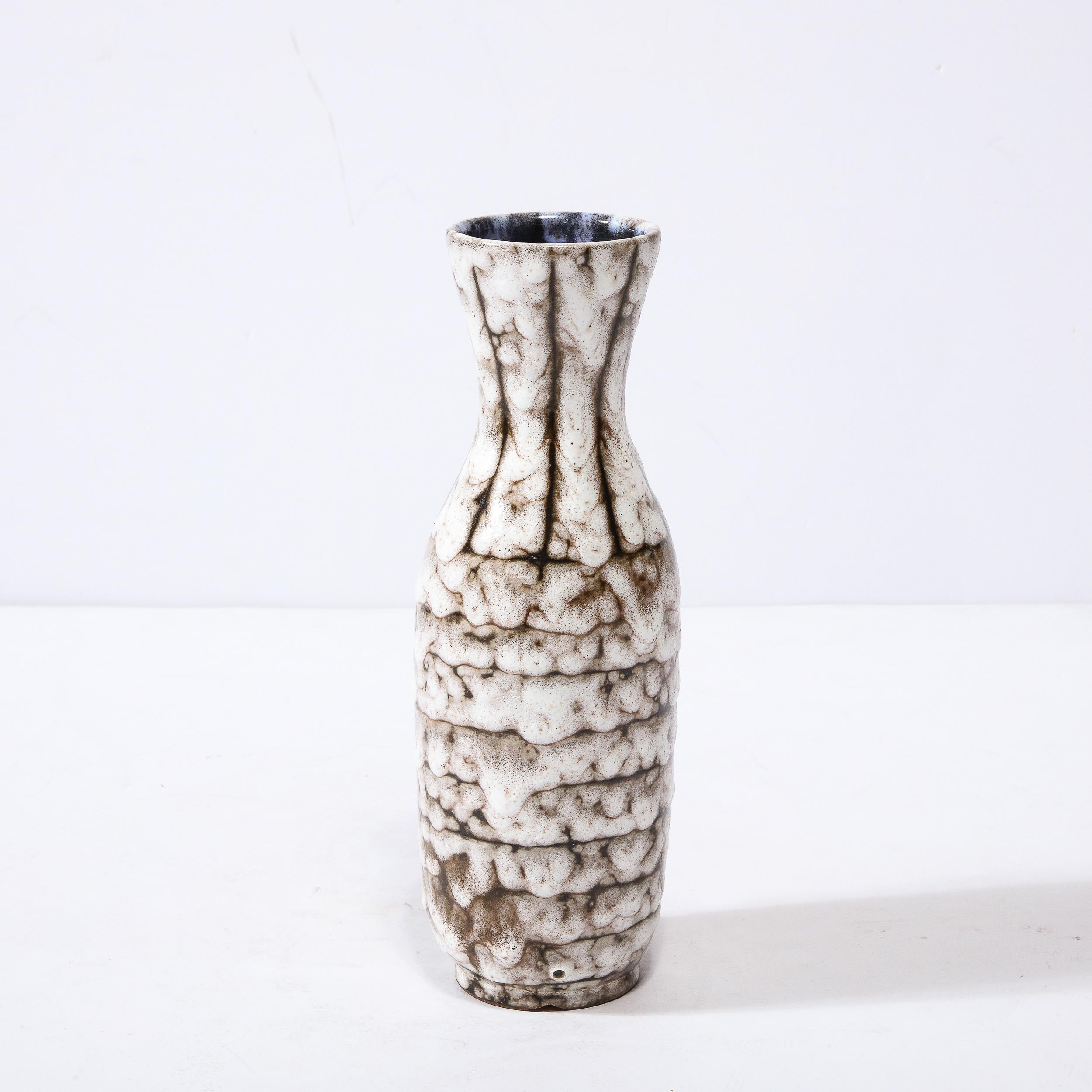 Milieu du XXe siècle Vase en céramique blanche et terre cuite moderniste du milieu du siècle dernier avec détails à bandes en vente