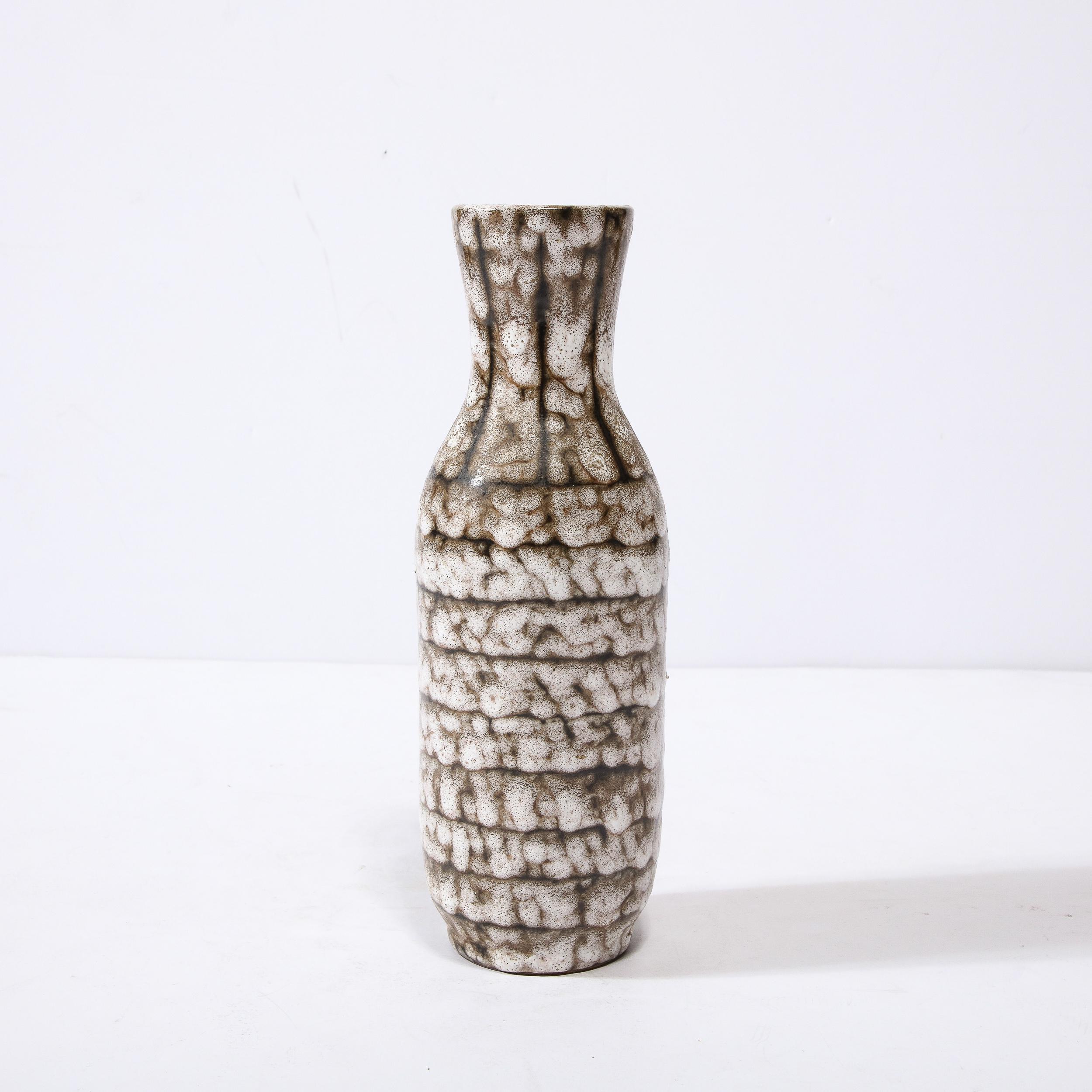 Milieu du XXe siècle Vase moderniste du milieu du siècle en céramique blanche et couleur terre avec détails en bandes en vente