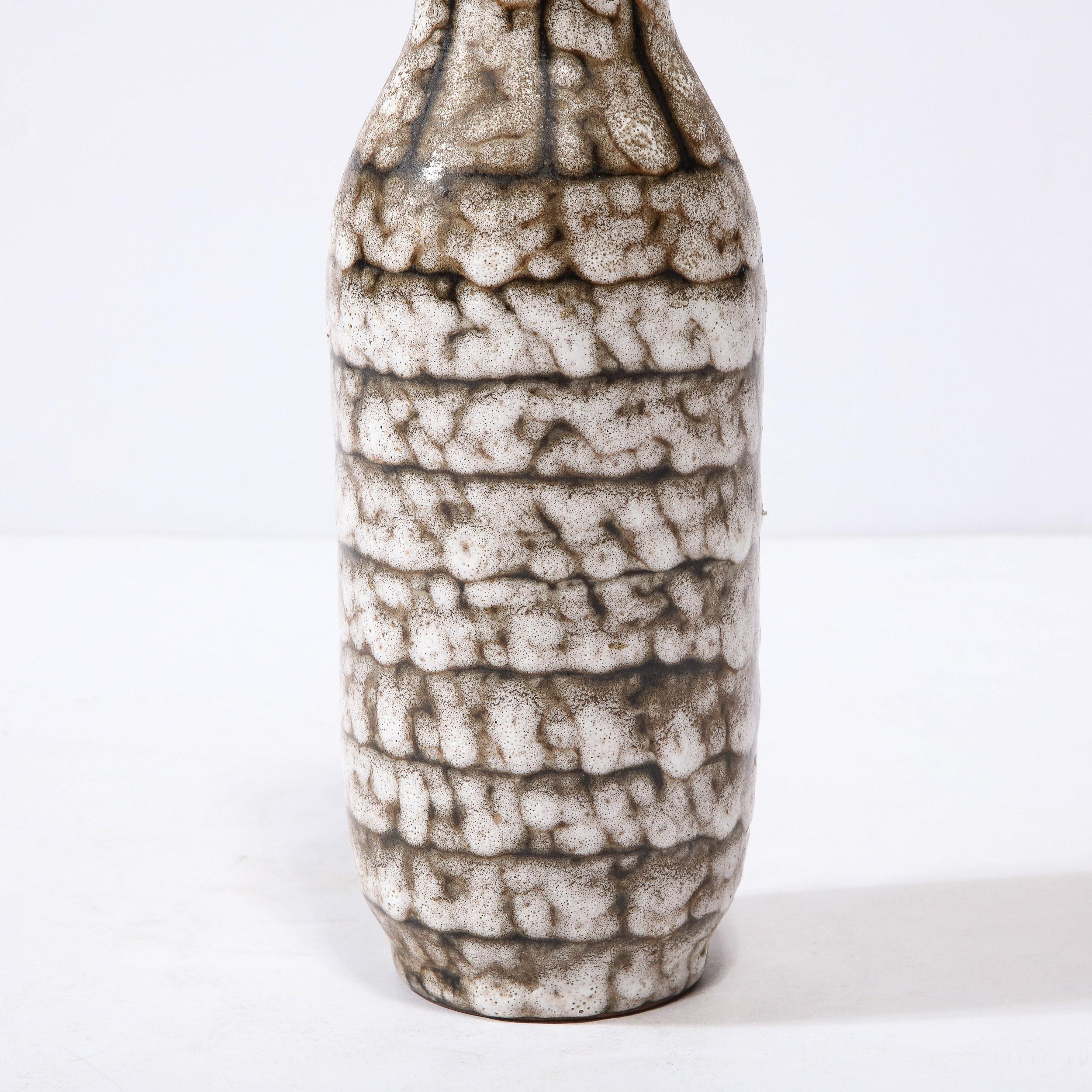 Céramique Vase moderniste du milieu du siècle en céramique blanche et couleur terre avec détails en bandes en vente
