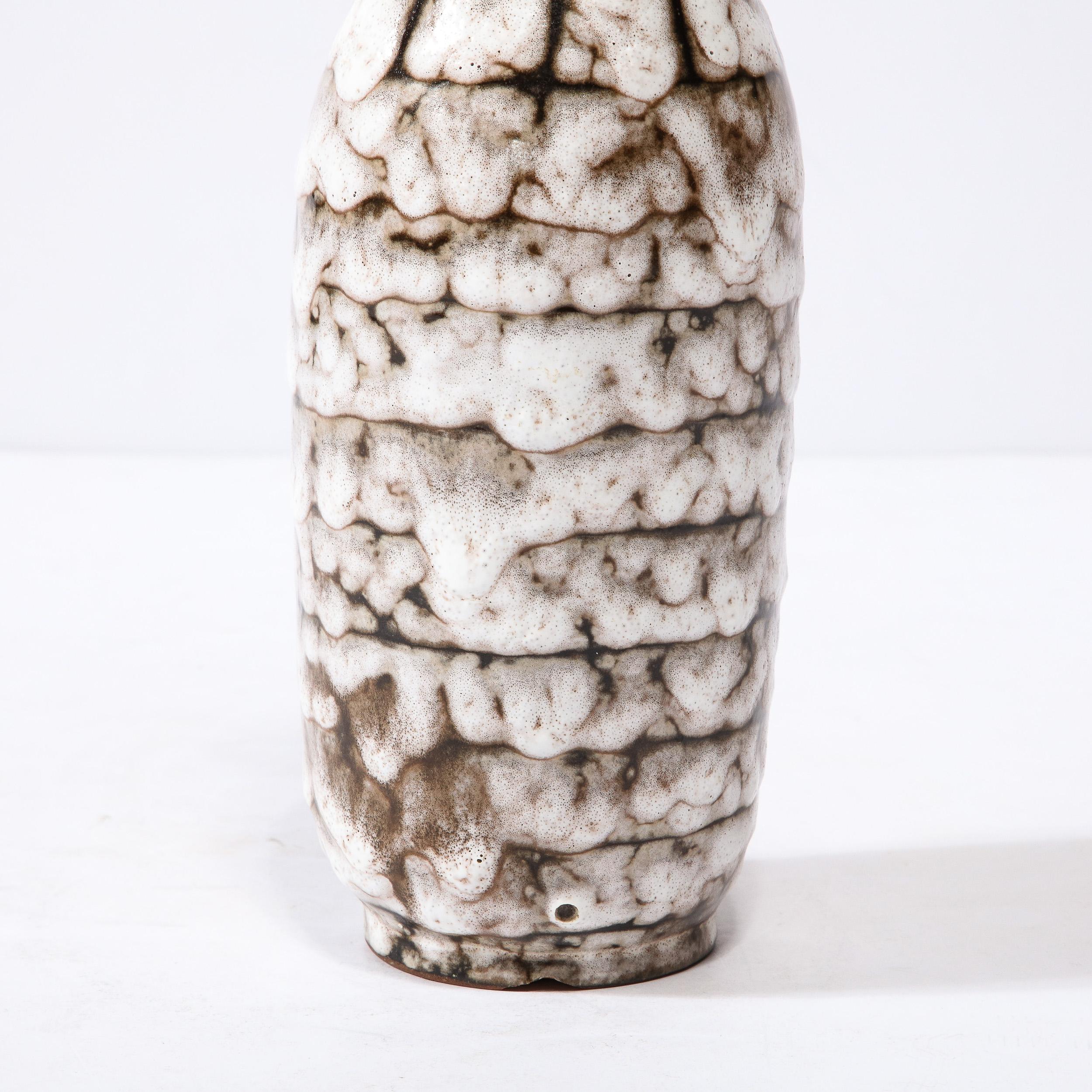 Vase en céramique blanche et terre cuite moderniste du milieu du siècle dernier avec détails à bandes en vente 1