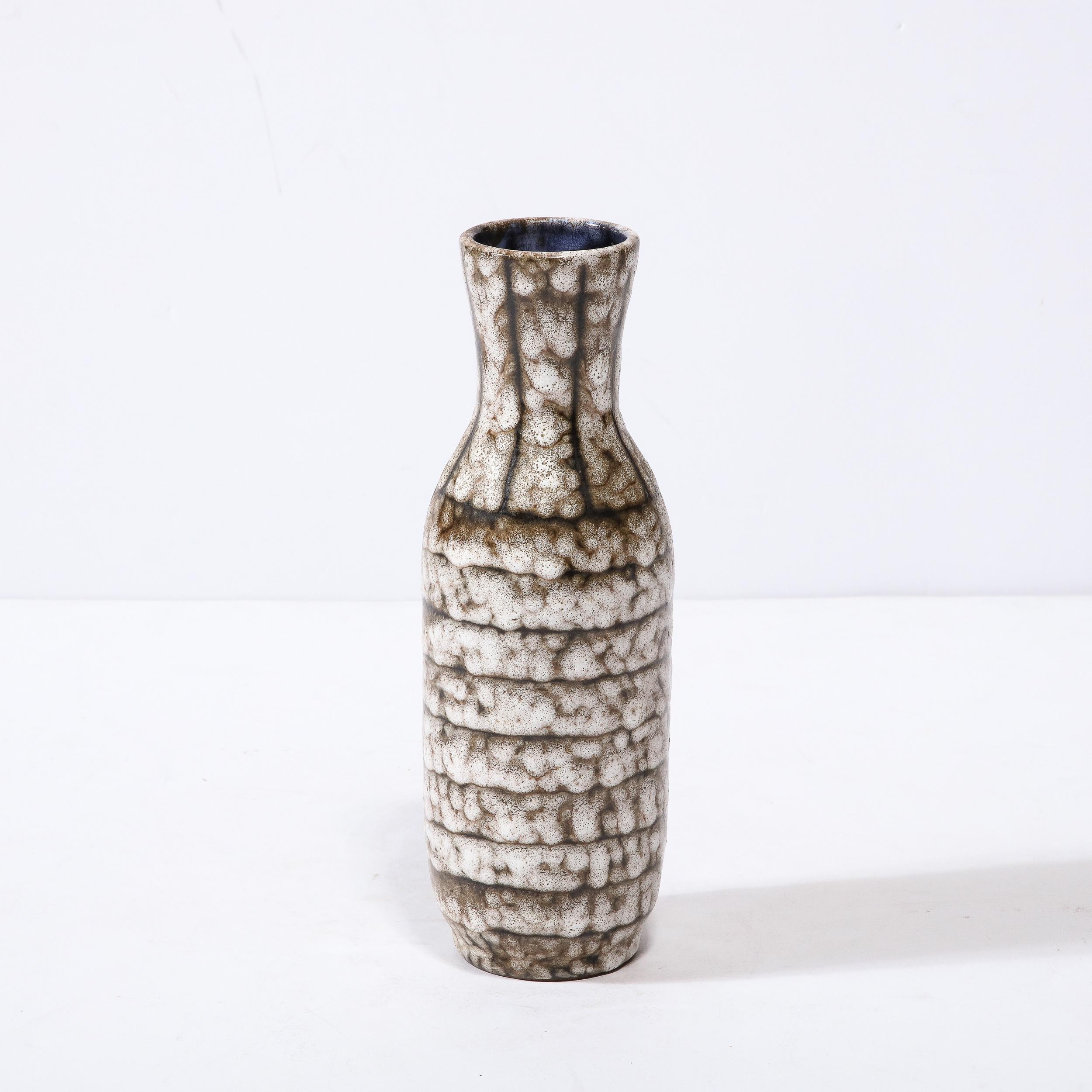 Vase moderniste du milieu du siècle en céramique blanche et couleur terre avec détails en bandes en vente 1