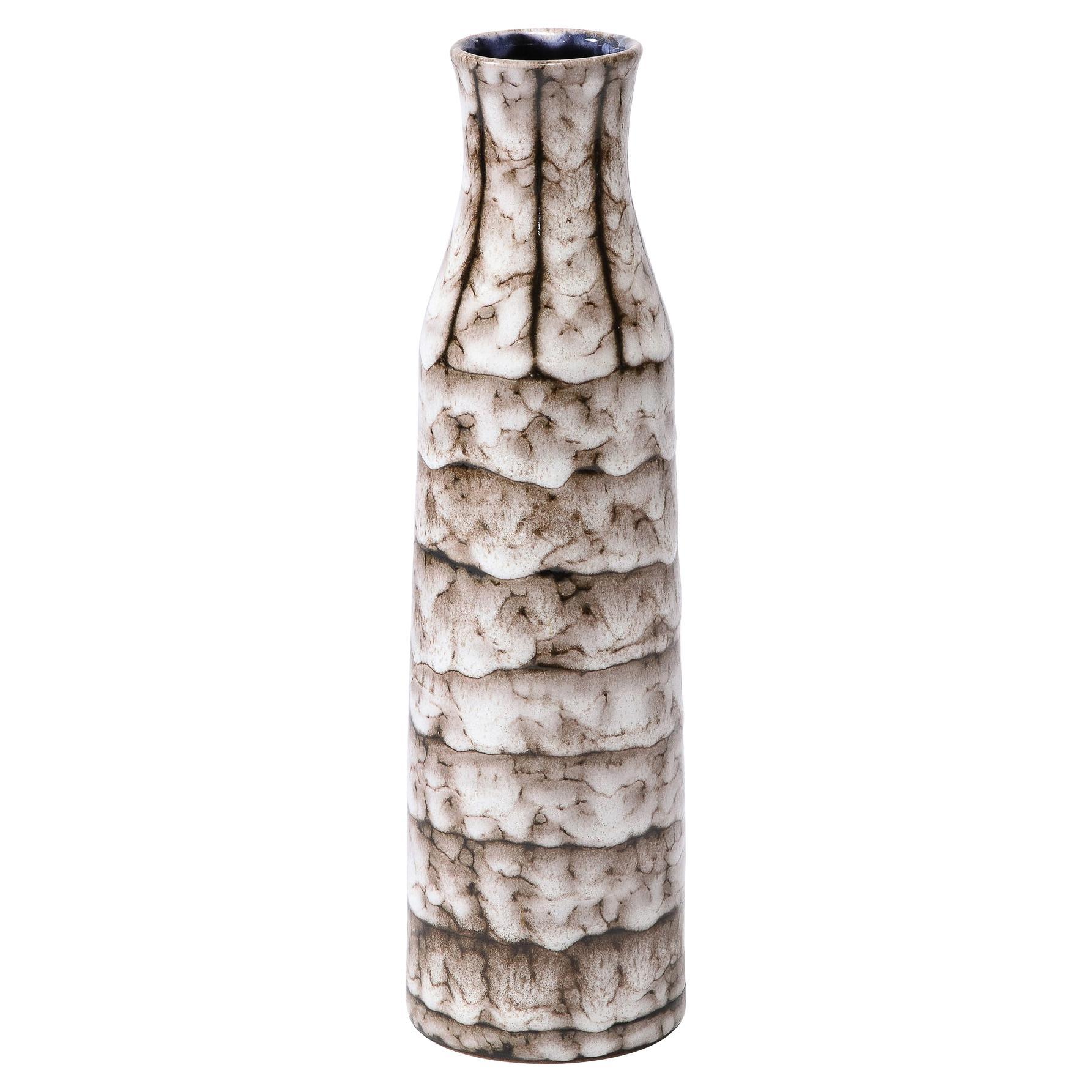 Modernistische Vase aus weißer und erdfarbener Keramik mit gebänderten Details aus der Mitte des Jahrhunderts