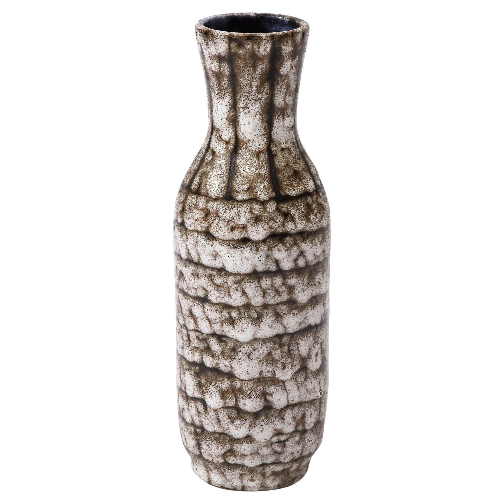 Vase moderniste du milieu du siècle en céramique blanche et couleur terre avec détails en bandes