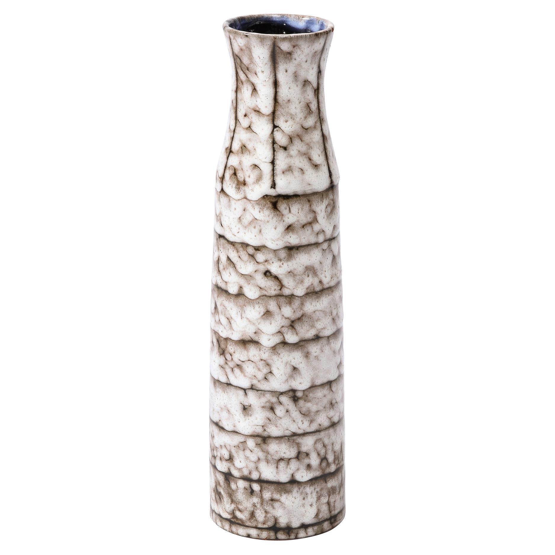 Vase en céramique blanche et terre cuite moderniste du milieu du siècle dernier avec détails à bandes