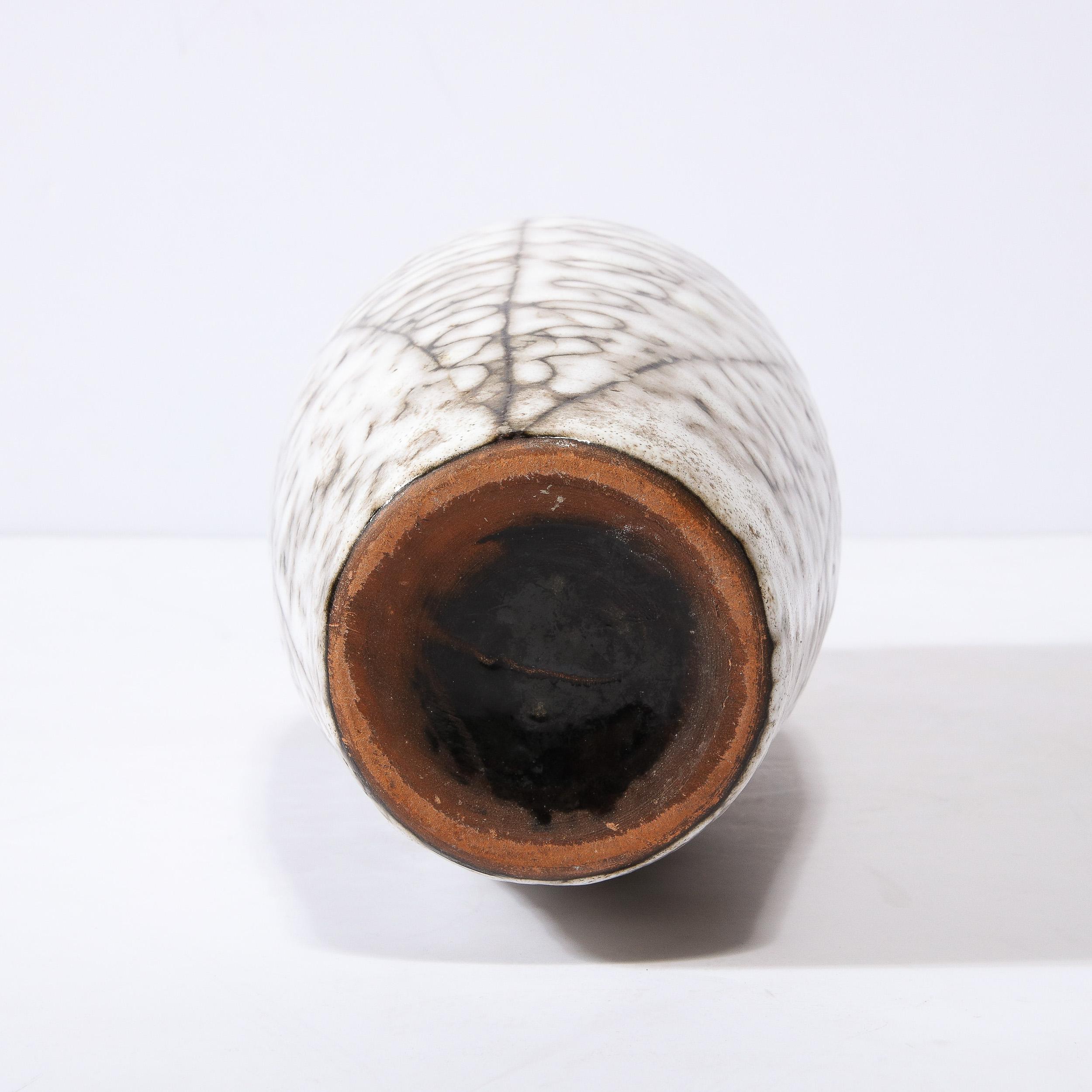 Modernistische Vase aus weißer und erdfarbener Keramik mit Blattmotiv aus der Mitte des Jahrhunderts im Angebot 3