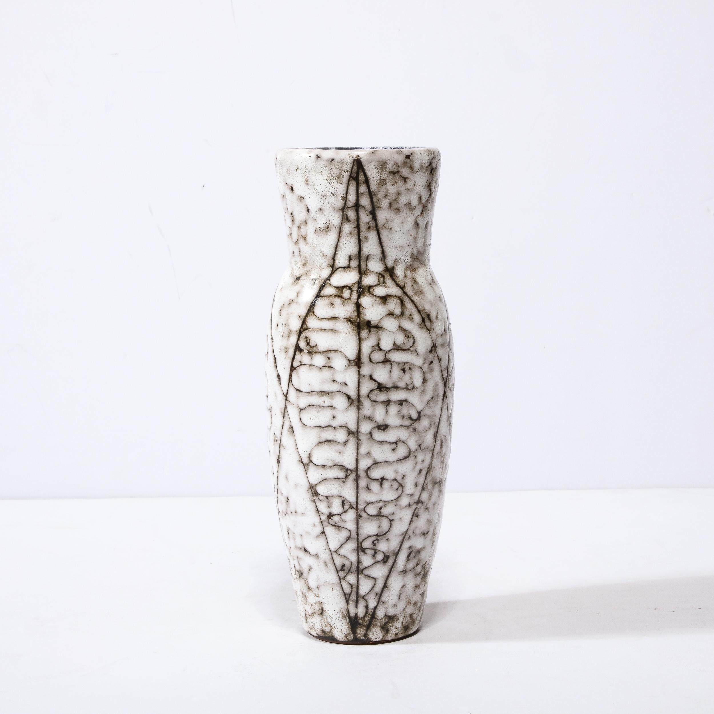 Mid-Century Modern Vase moderniste du milieu du siècle en céramique blanche et terre avec motif de feuilles en vente