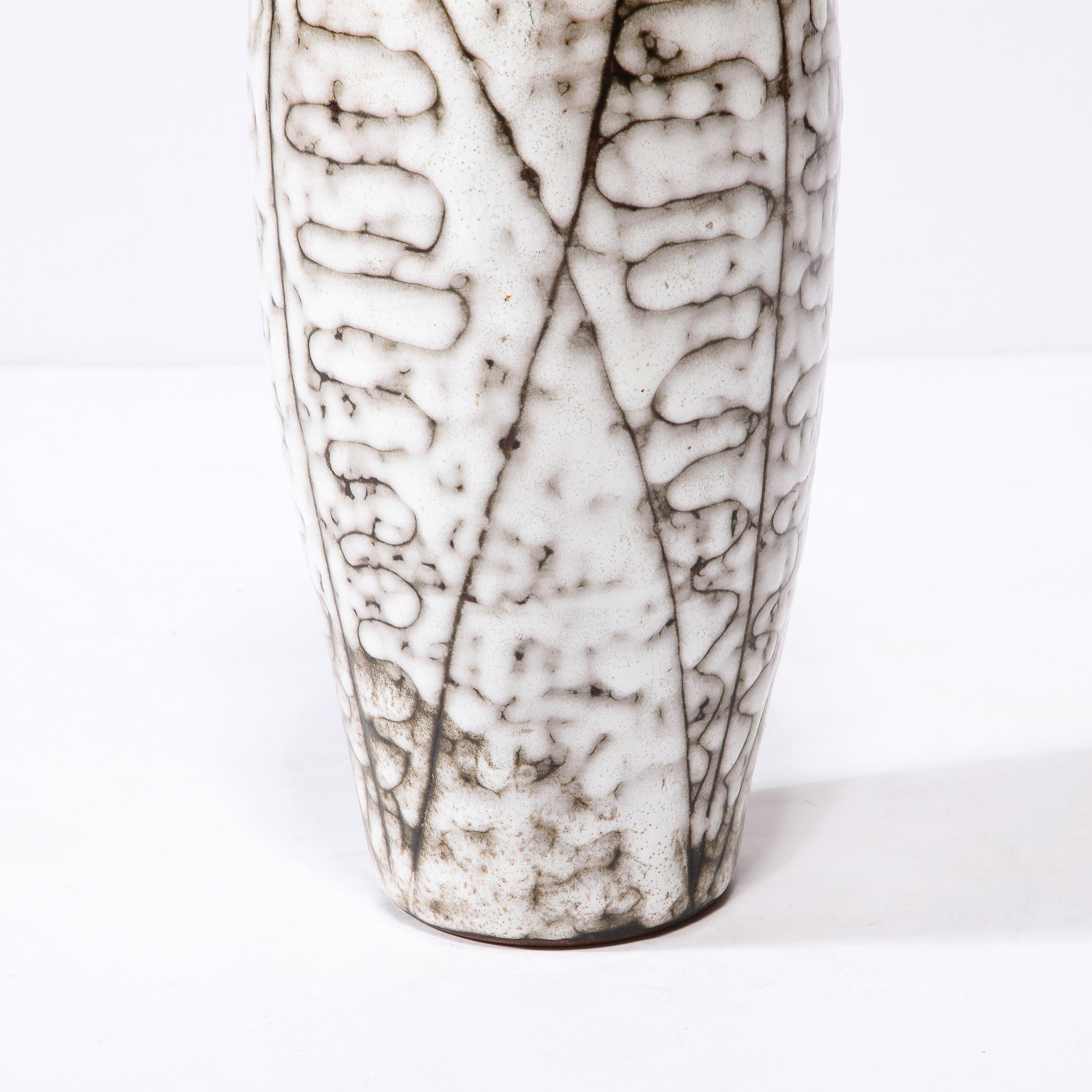 Vernissé Vase moderniste du milieu du siècle en céramique blanche et terre avec motif de feuilles en vente