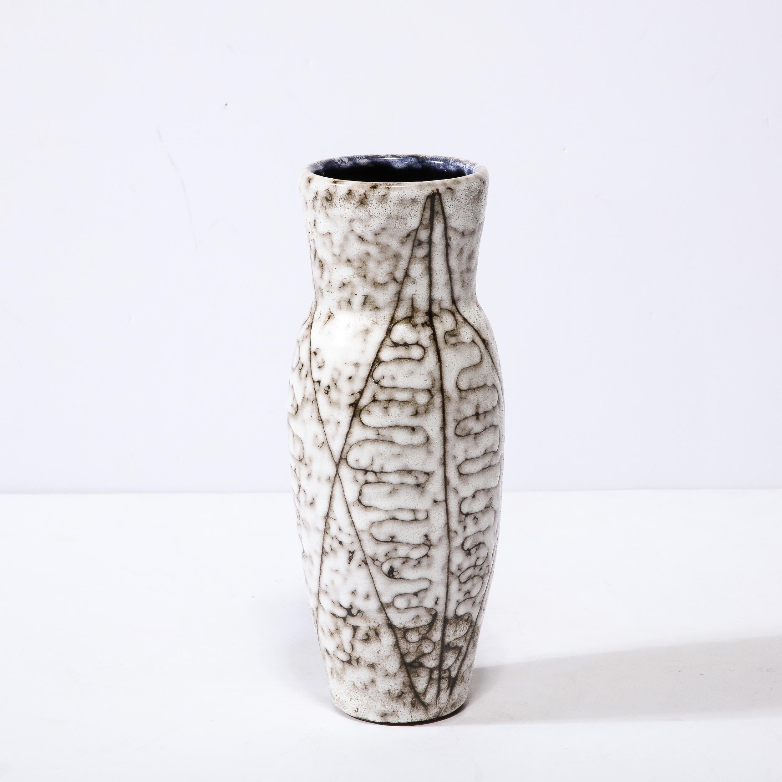 Modernistische Vase aus weißer und erdfarbener Keramik mit Blattmotiv aus der Mitte des Jahrhunderts (Mitte des 20. Jahrhunderts) im Angebot