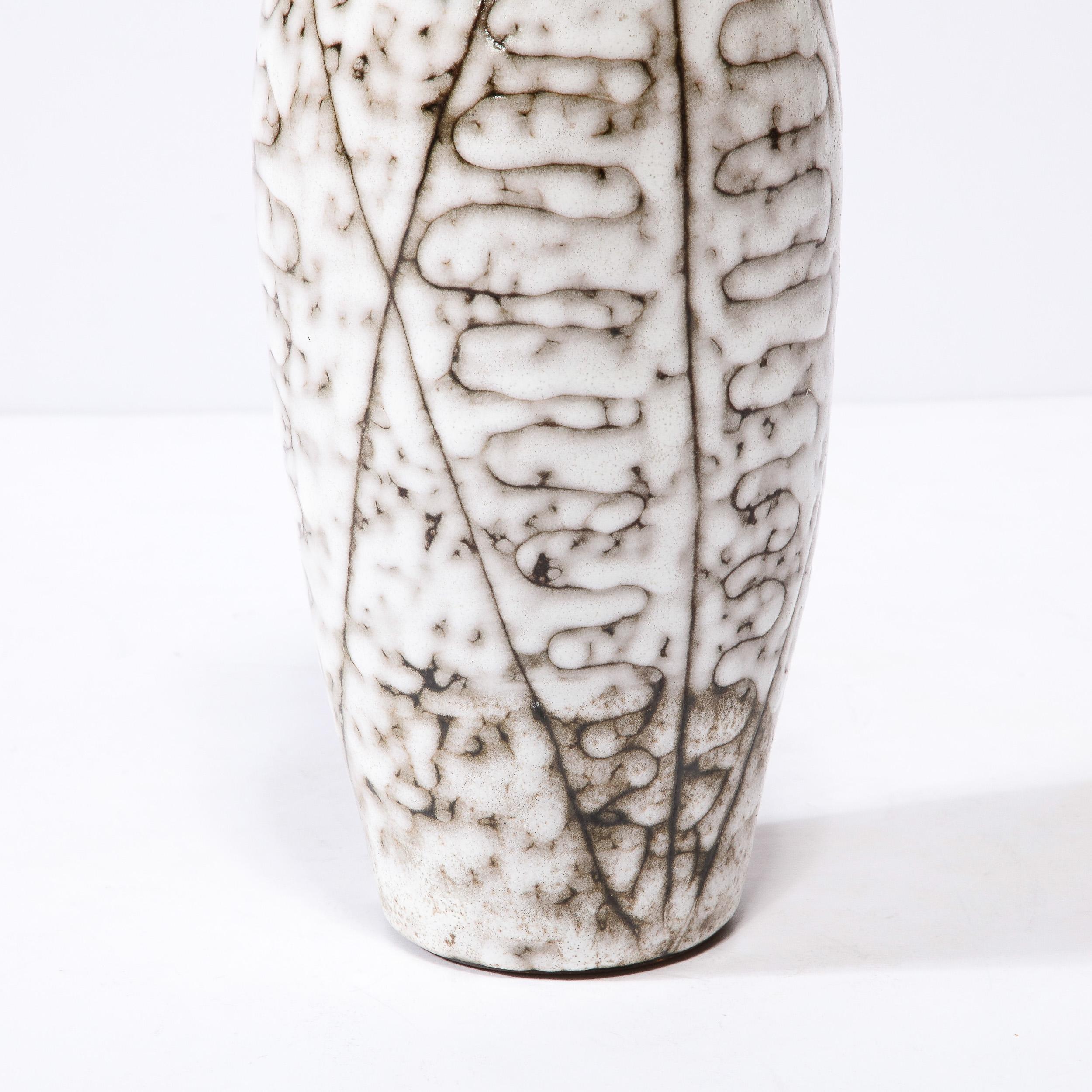 Céramique Vase moderniste du milieu du siècle en céramique blanche et terre avec motif de feuilles en vente