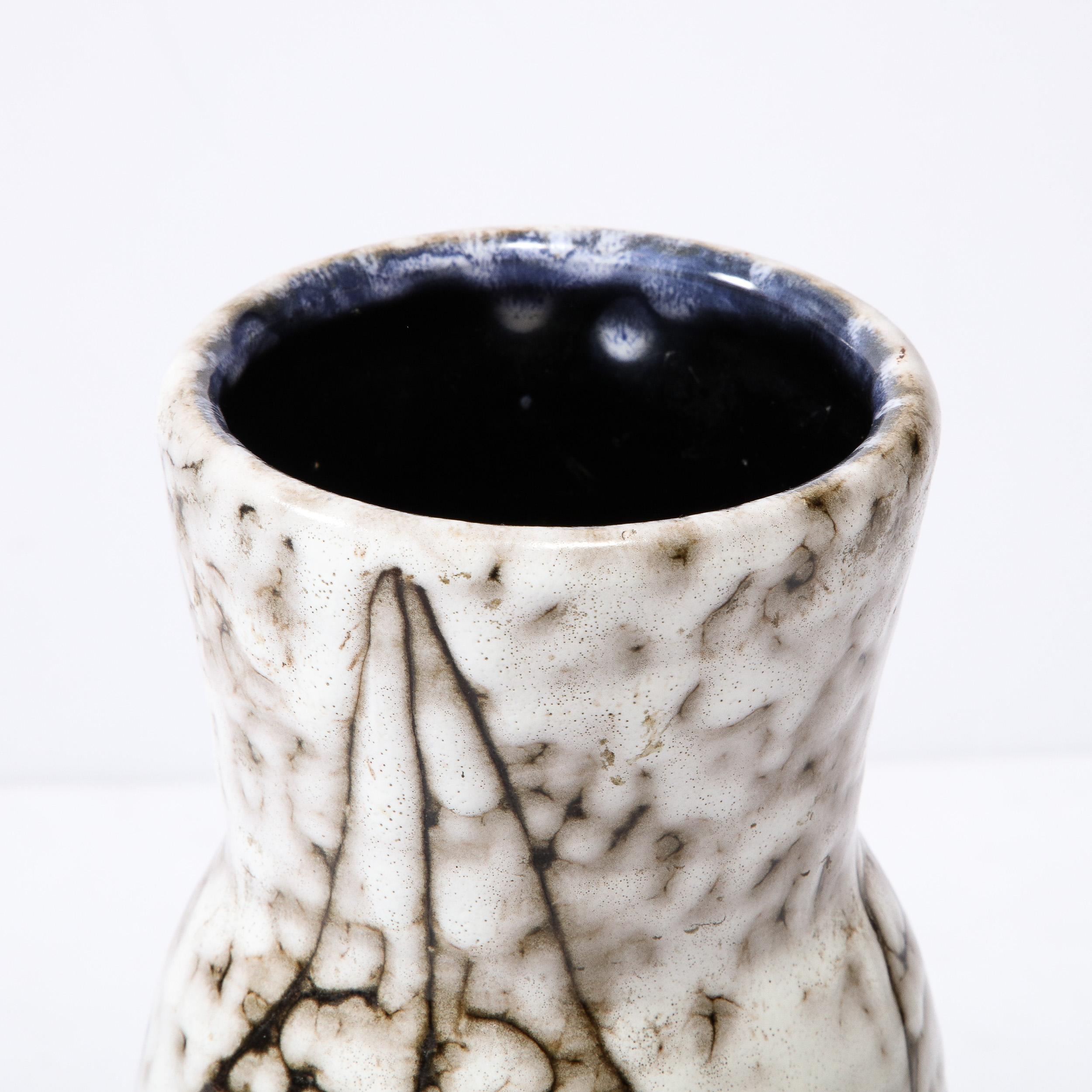 Modernistische Vase aus weißer und erdfarbener Keramik mit Blattmotiv aus der Mitte des Jahrhunderts im Angebot 2