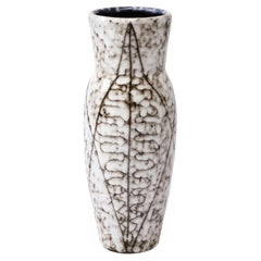 Modernistische Vase aus weißer und erdfarbener Keramik mit Blattmotiv aus der Mitte des Jahrhunderts
