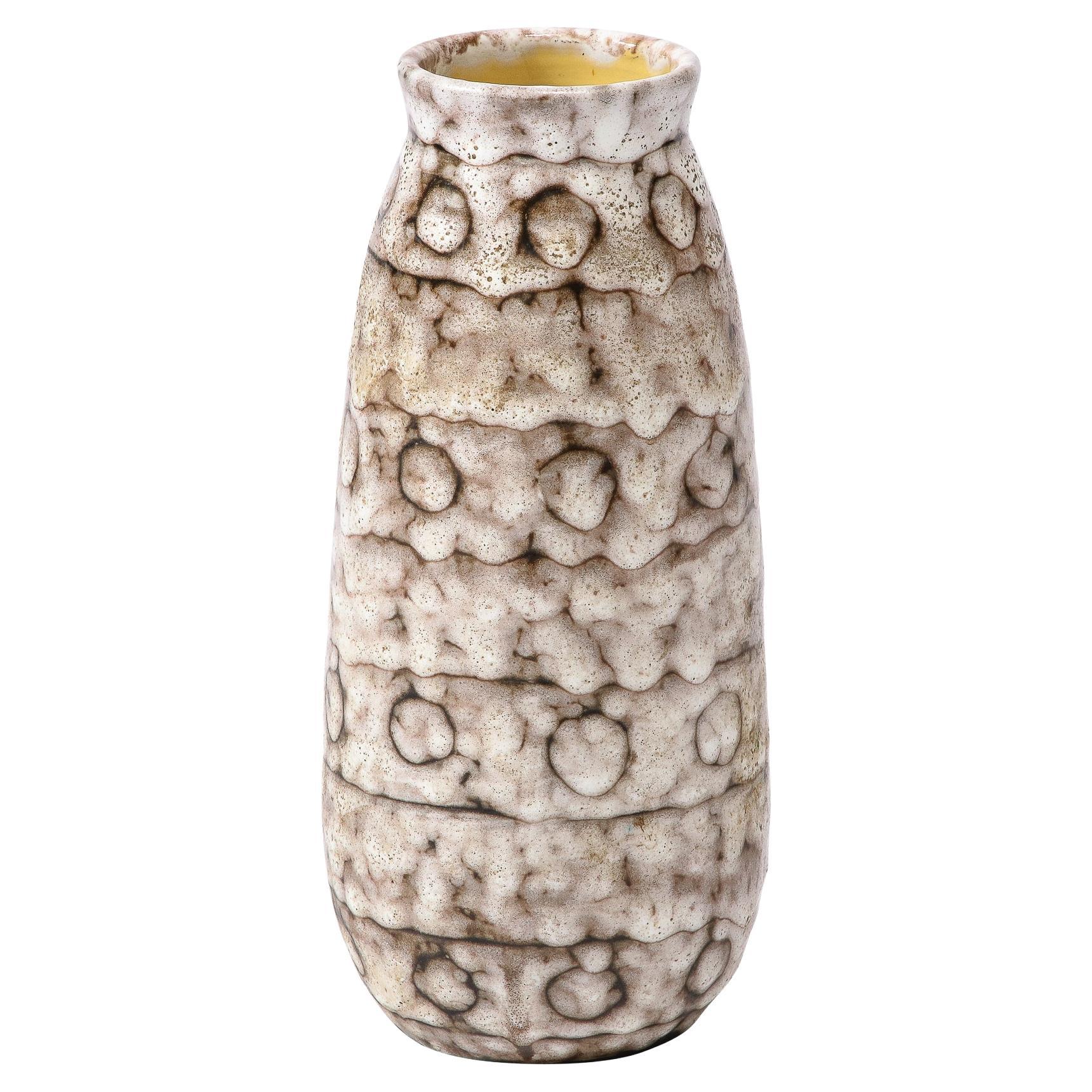 Vase en céramique blanche et terre cuite moderniste du milieu du siècle dernier avec bandes tachetées 