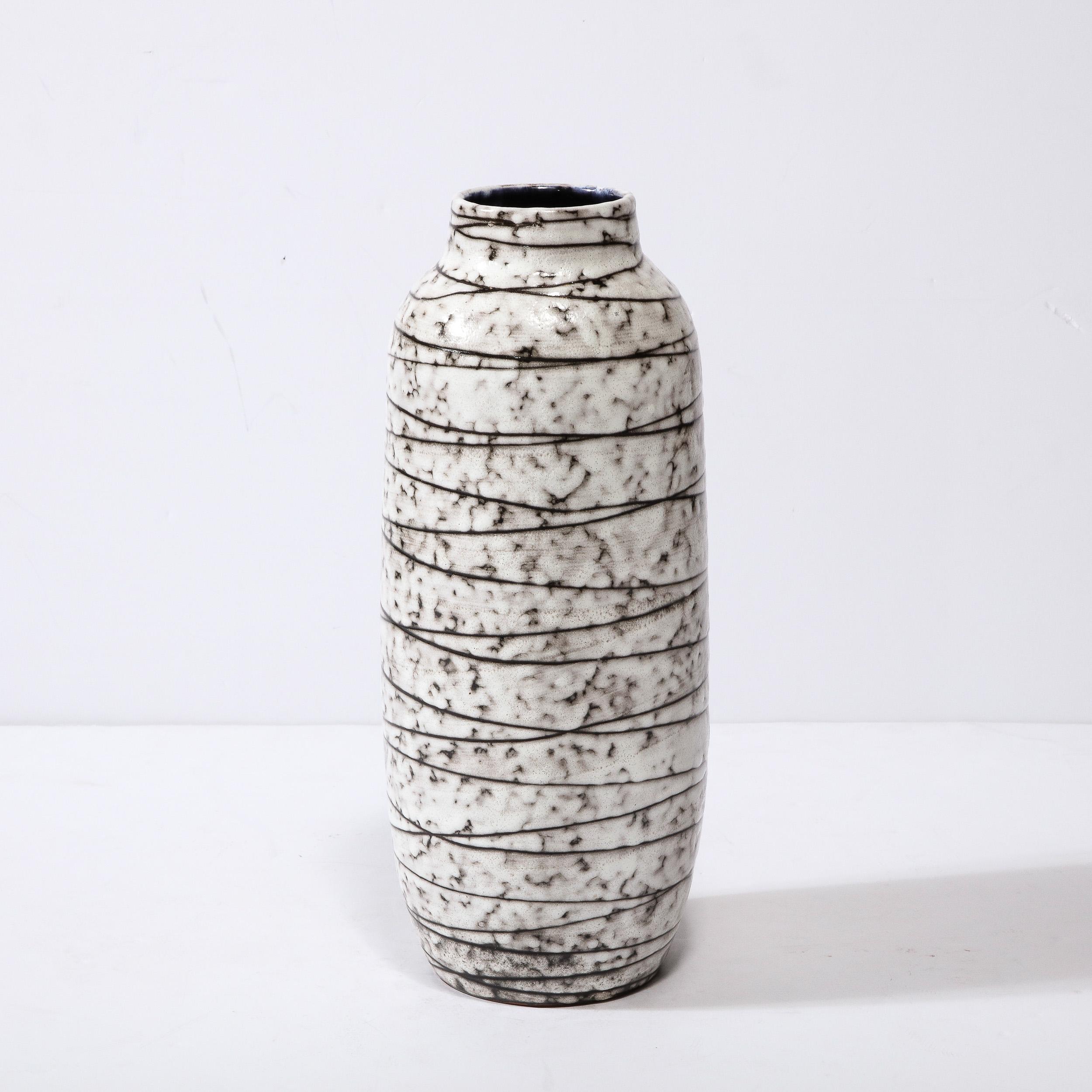 Vase en céramique striée horizontalement, blanc et terre, moderniste du milieu du siècle en vente 3