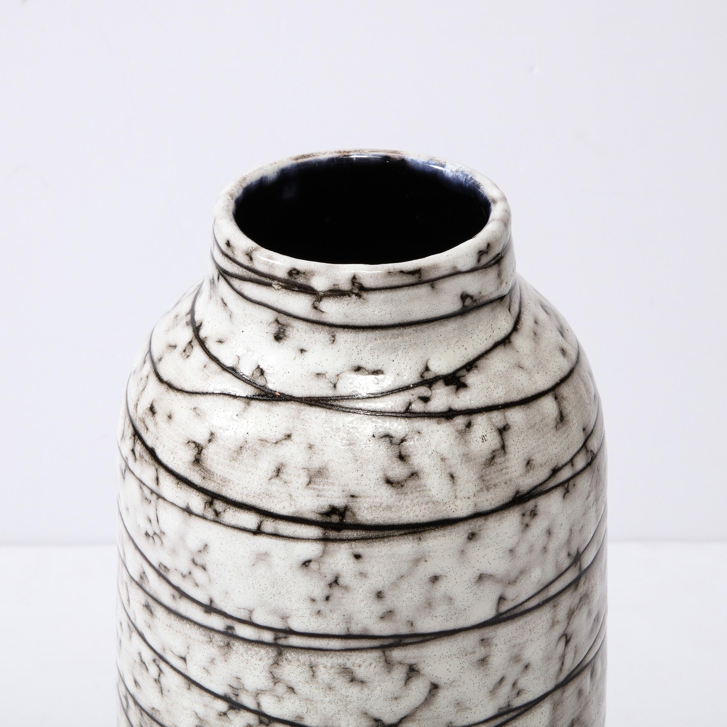 Vase en céramique striée horizontalement, blanc et terre, moderniste du milieu du siècle en vente 4