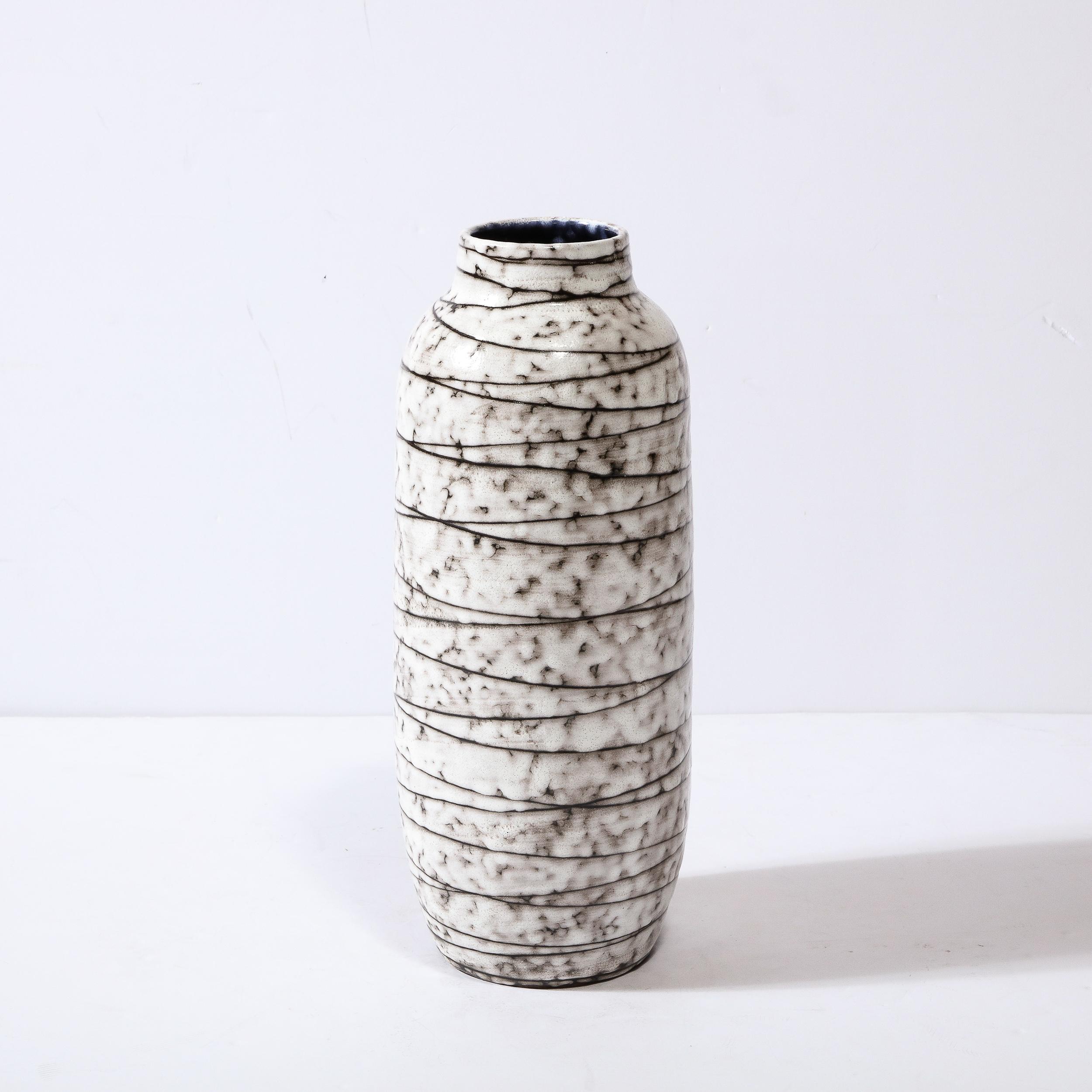 Ce vase en céramique à rayures horizontales de style moderniste du milieu du siècle est un bel exemple de céramique européenne d'après-guerre, réalisé à Hódmezővasarhely Majolikagyár, en Hongrie, vers 1960. Avec une finition texturale étonnante