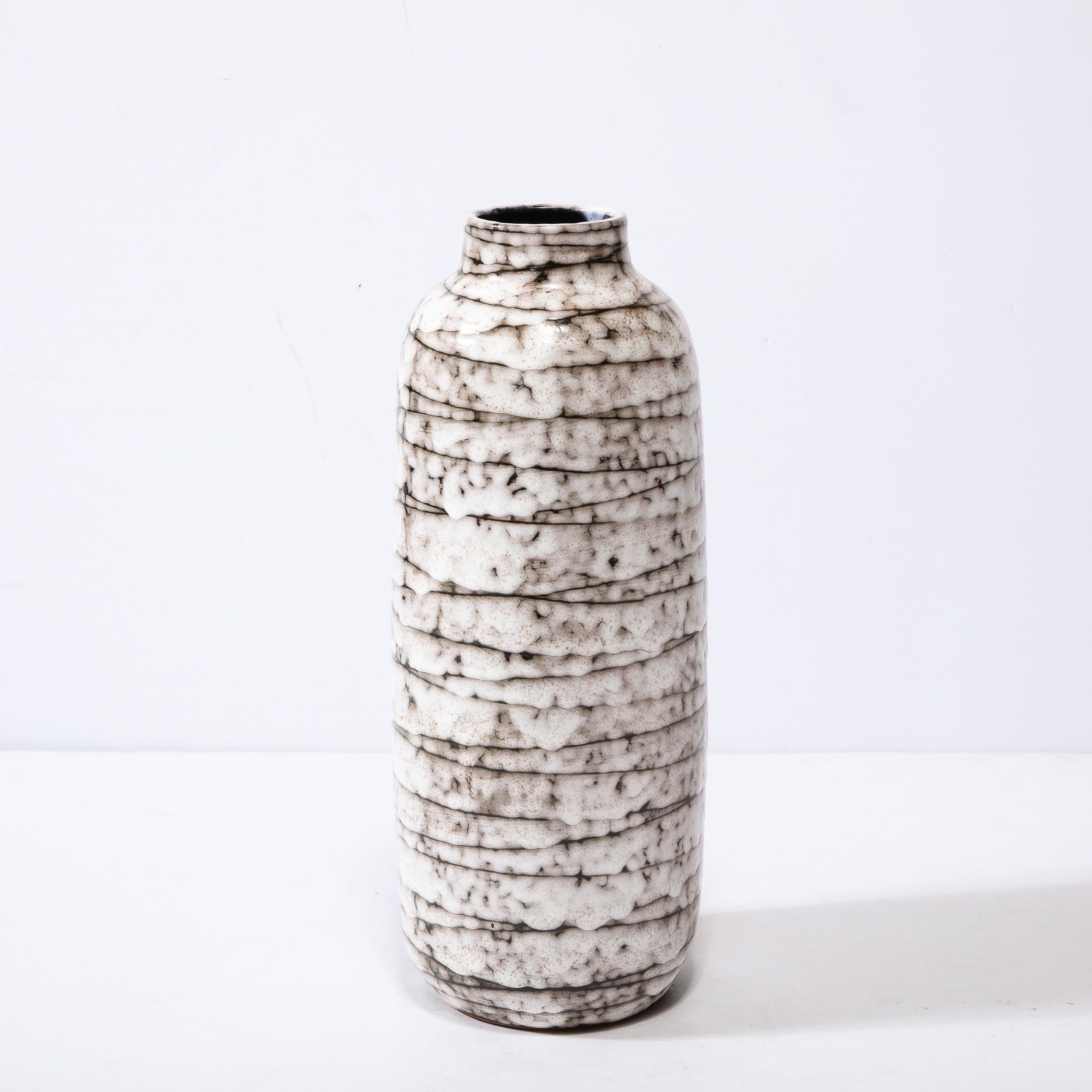 Ce vase en céramique à rayures horizontales de style moderniste du milieu du siècle est un bel exemple de céramique européenne d'après-guerre, réalisé à Hódmezővasarhely Majolikagyár, en Hongrie, vers 1960. Avec une finition texturale étonnante