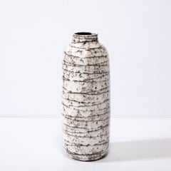 Vase en céramique striée horizontalement, blanc et terre, moderniste du milieu du siècle