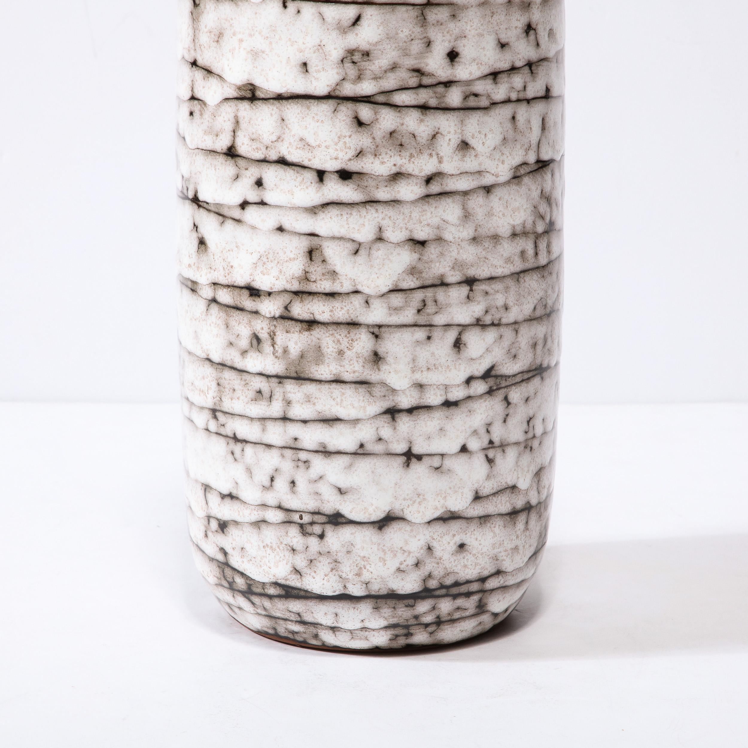Hongrois Vase en céramique striée horizontalement, blanc et terre, moderniste du milieu du siècle en vente