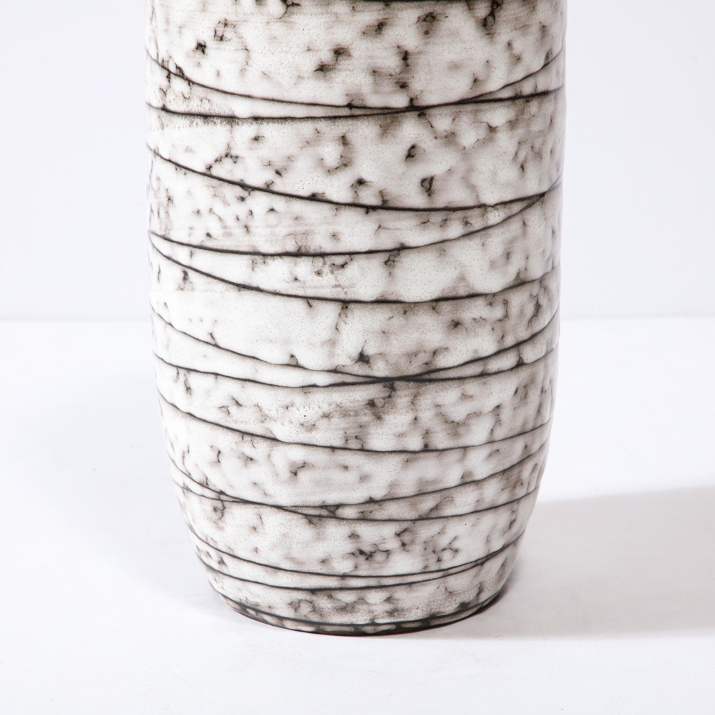 Vernissé Vase en céramique striée horizontalement, blanc et terre, moderniste du milieu du siècle en vente