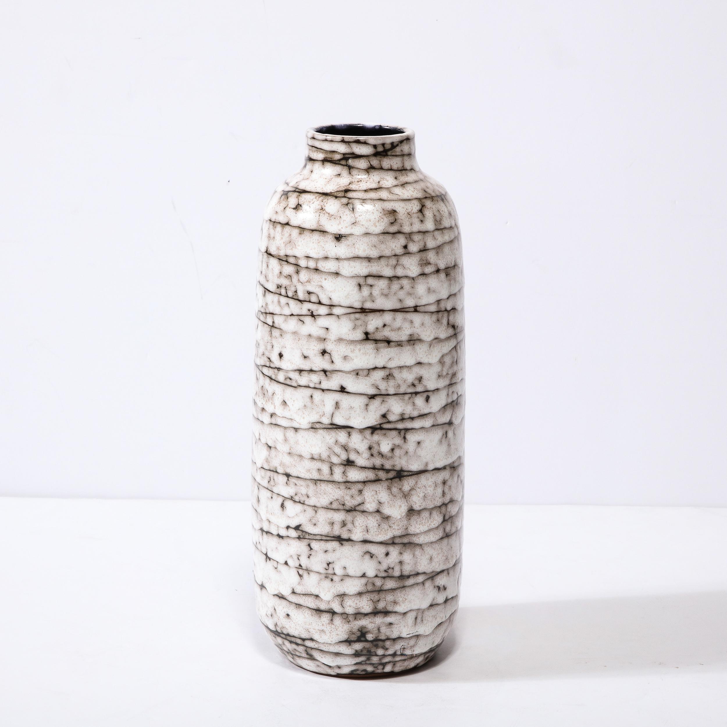 Vase en céramique striée horizontalement, blanc et terre, moderniste du milieu du siècle Excellent état - En vente à New York, NY
