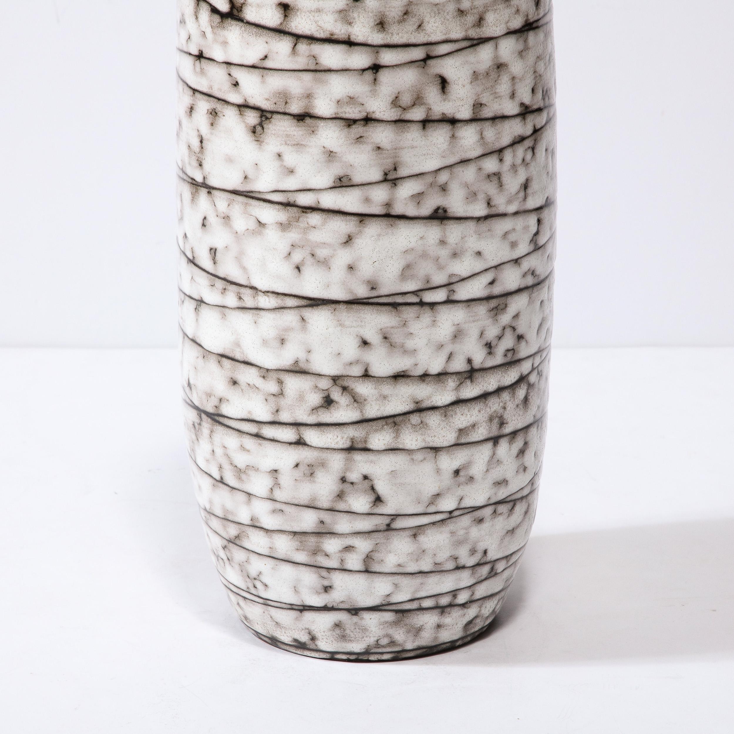 Céramique Vase en céramique striée horizontalement, blanc et terre, moderniste du milieu du siècle en vente